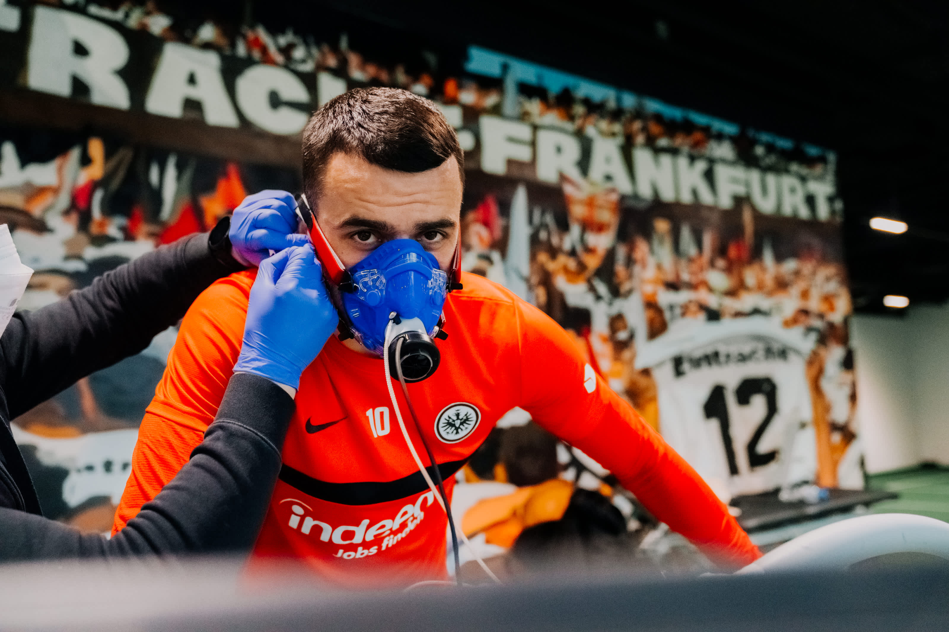 Nach getaner Arbeit gibt es auf die Ohren: Laktatabnahme bei Filip Kostic. Nach getaner Arbeit gibt es auf die Ohren: Laktatabnahme bei Filip Kostic.