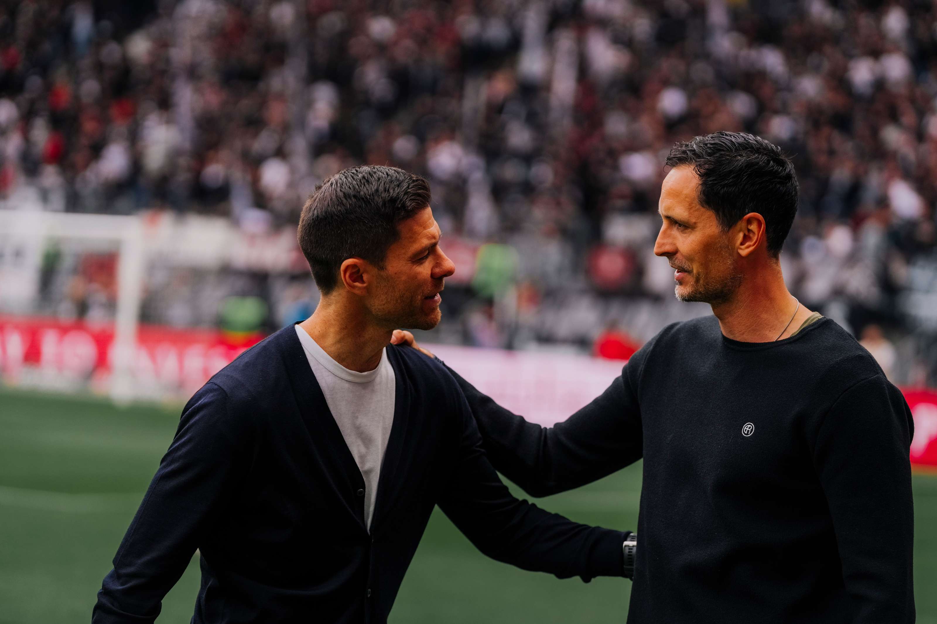 Dino Toppmöller nimmt im Vergleich zur 1:2-Niederlage beim FC Bayern zwei Wechsel in der Startelf vor: Farès Chaibi und Niels Nkounkou ersetzen Aurélio Buta und Ansgar Knauff. Xabi Alonso rotiert während der Englischen Woche und nach dem 2:0-Hinspielerfolg im Europa-League-Halbfinale bei der AS Rom auf acht Positionen. Dino Toppmöller nimmt im Vergleich zur 1:2-Niederlage beim FC Bayern zwei Wechsel in der Startelf vor: Farès Chaibi und Niels Nkounkou ersetzen Aurélio Buta und Ansgar Knauff. Xabi Alonso rotiert während der Englischen Woche und nach dem 2:0-Hinspielerfolg im Europa-League-Halbfinale bei der AS Rom auf acht Positionen.