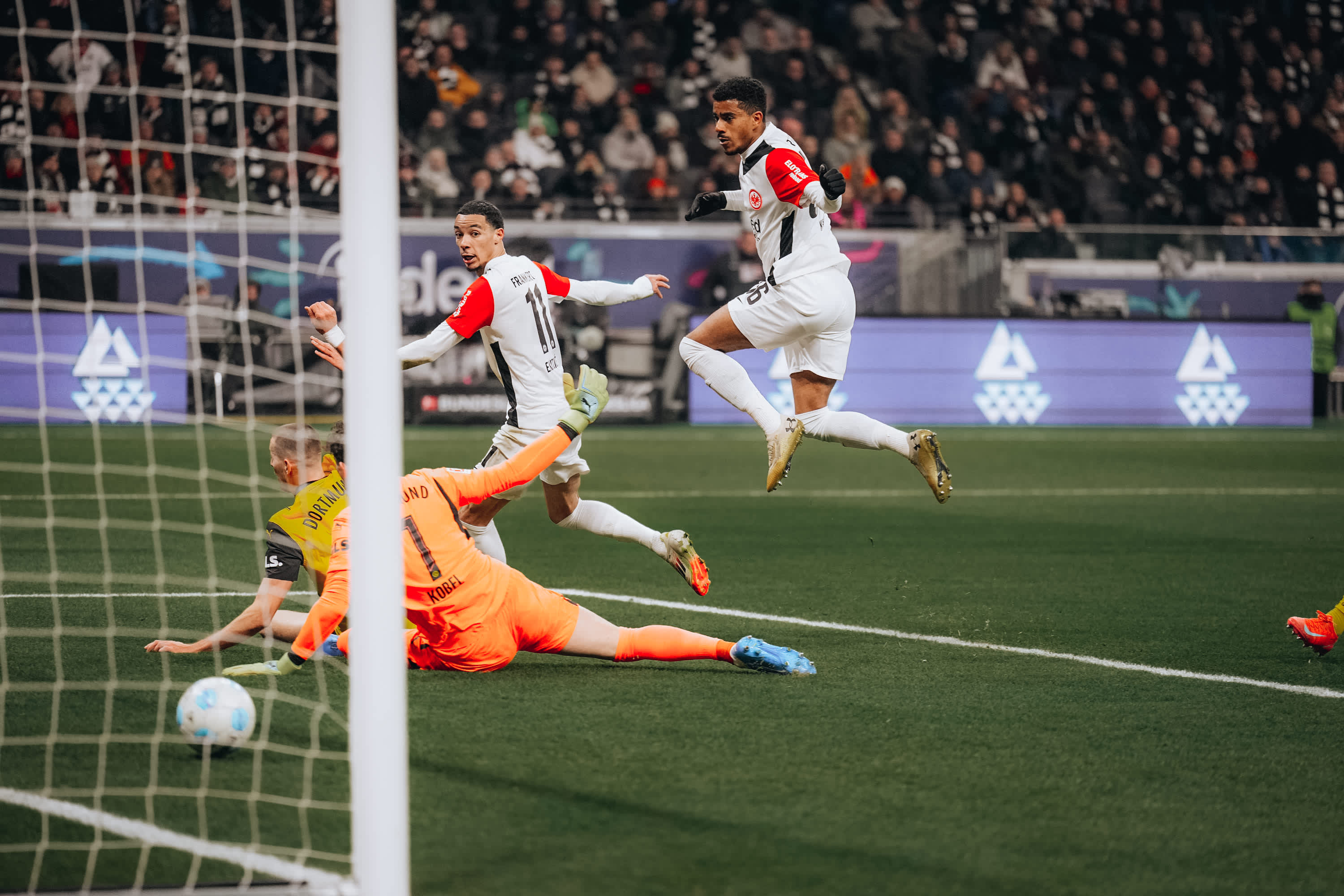 Hugo Ekitiké trifft nach Zuspiel von Rasmus Kristensen zur Führung für die SGE. Hugo Ekitiké trifft nach Zuspiel von Rasmus Kristensen zur Führung für die SGE.