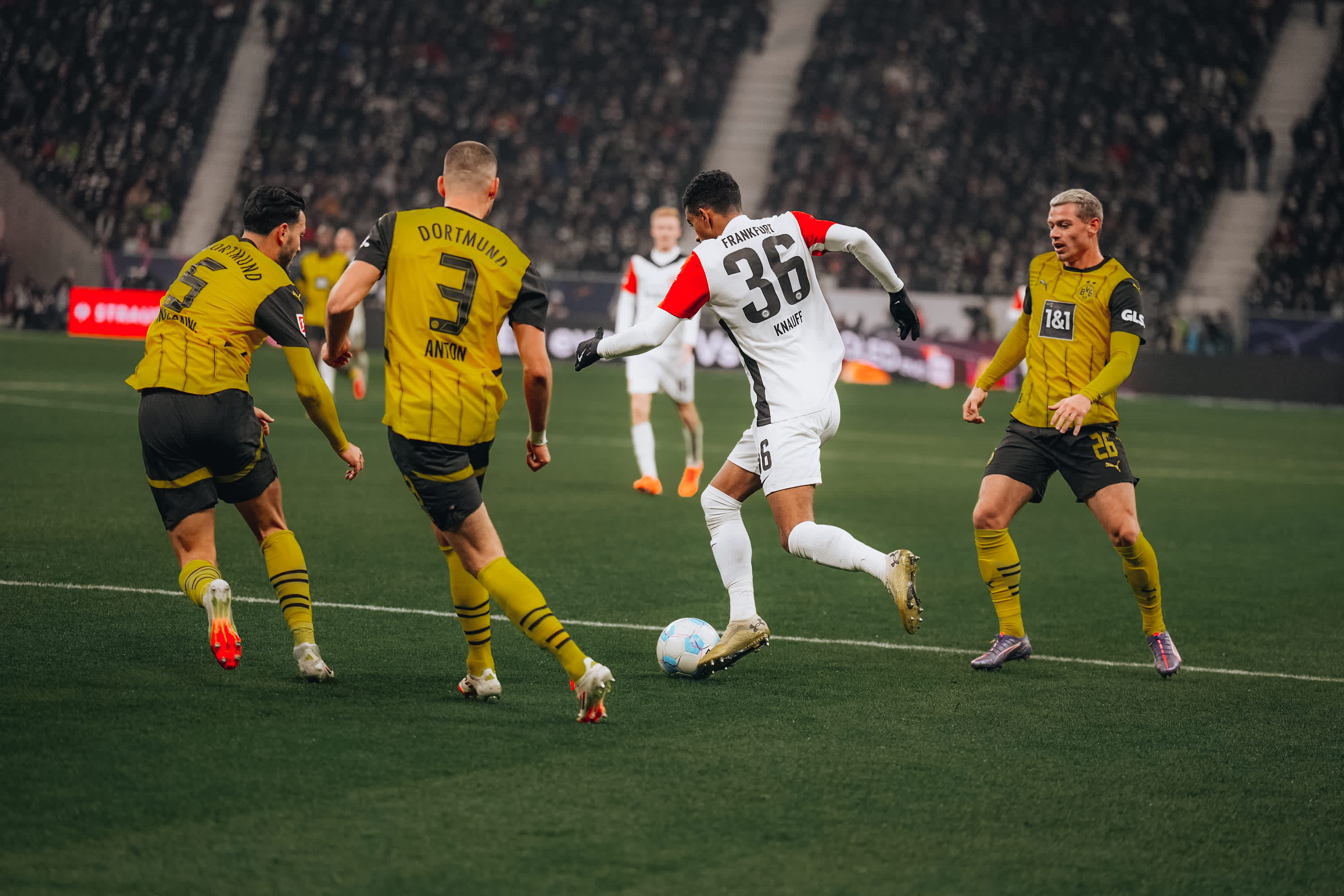 Ansgar Knauff kommt zu mehreren Abschlüssen gegen seinen Ex-Klub. Ansgar Knauff kommt zu mehreren Abschlüssen gegen seinen Ex-Klub.