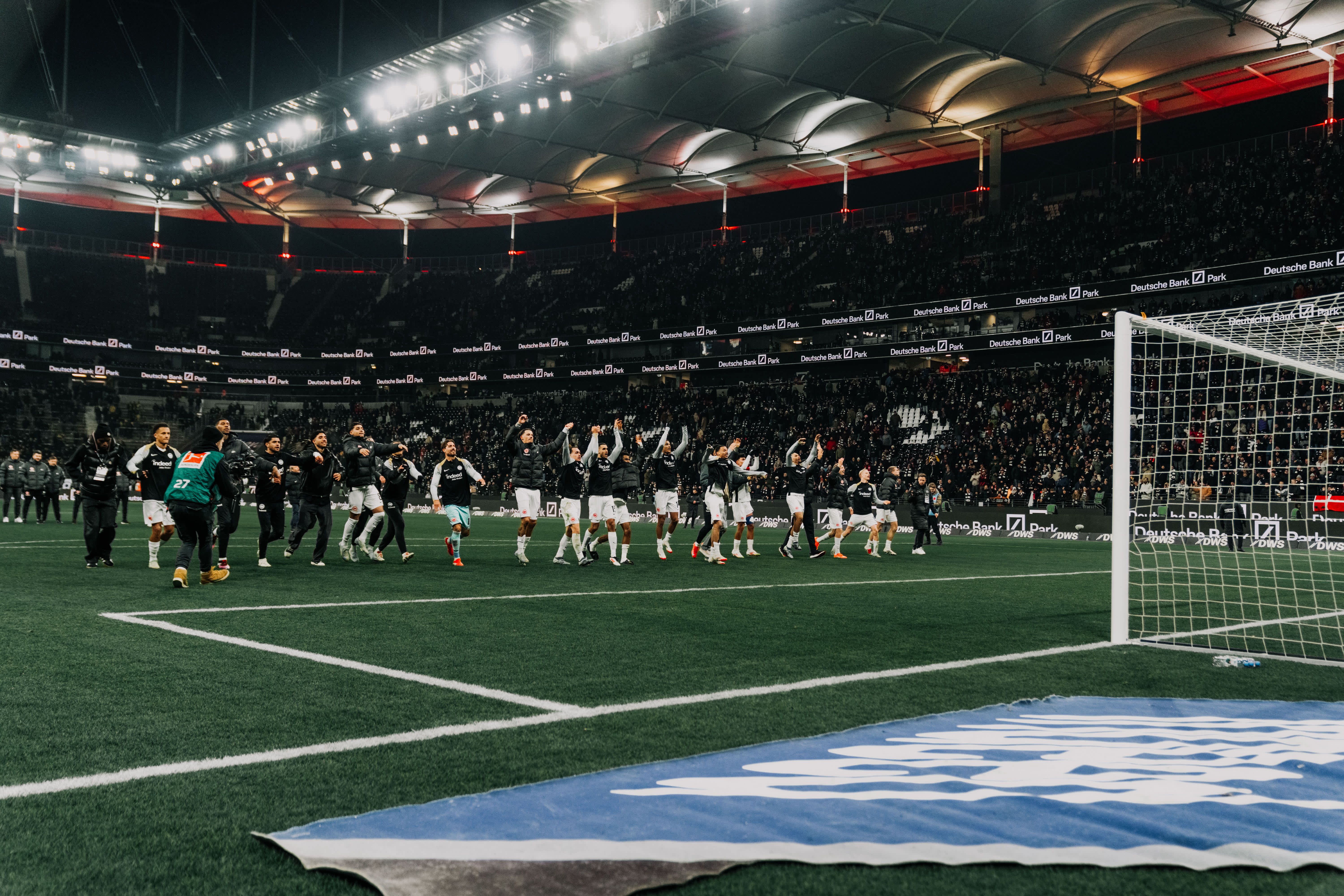 Mannschaft und Fans feiern den Heimsieg. Mannschaft und Fans feiern den Heimsieg.