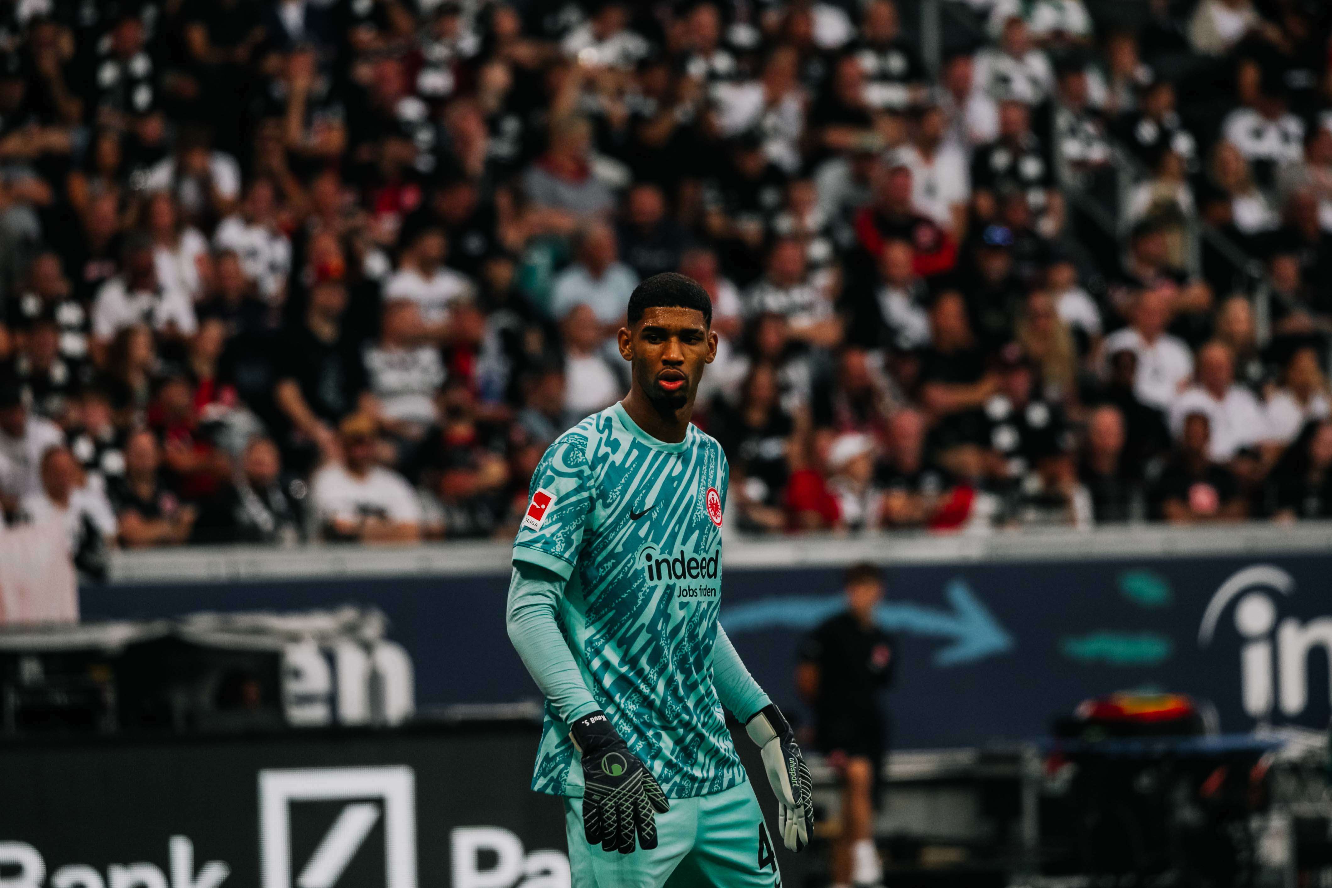 Kaua Santos feiert sein Startelfdebüt mit dem Adler auf der Brust. Kaua Santos feiert sein Startelfdebüt mit dem Adler auf der Brust.