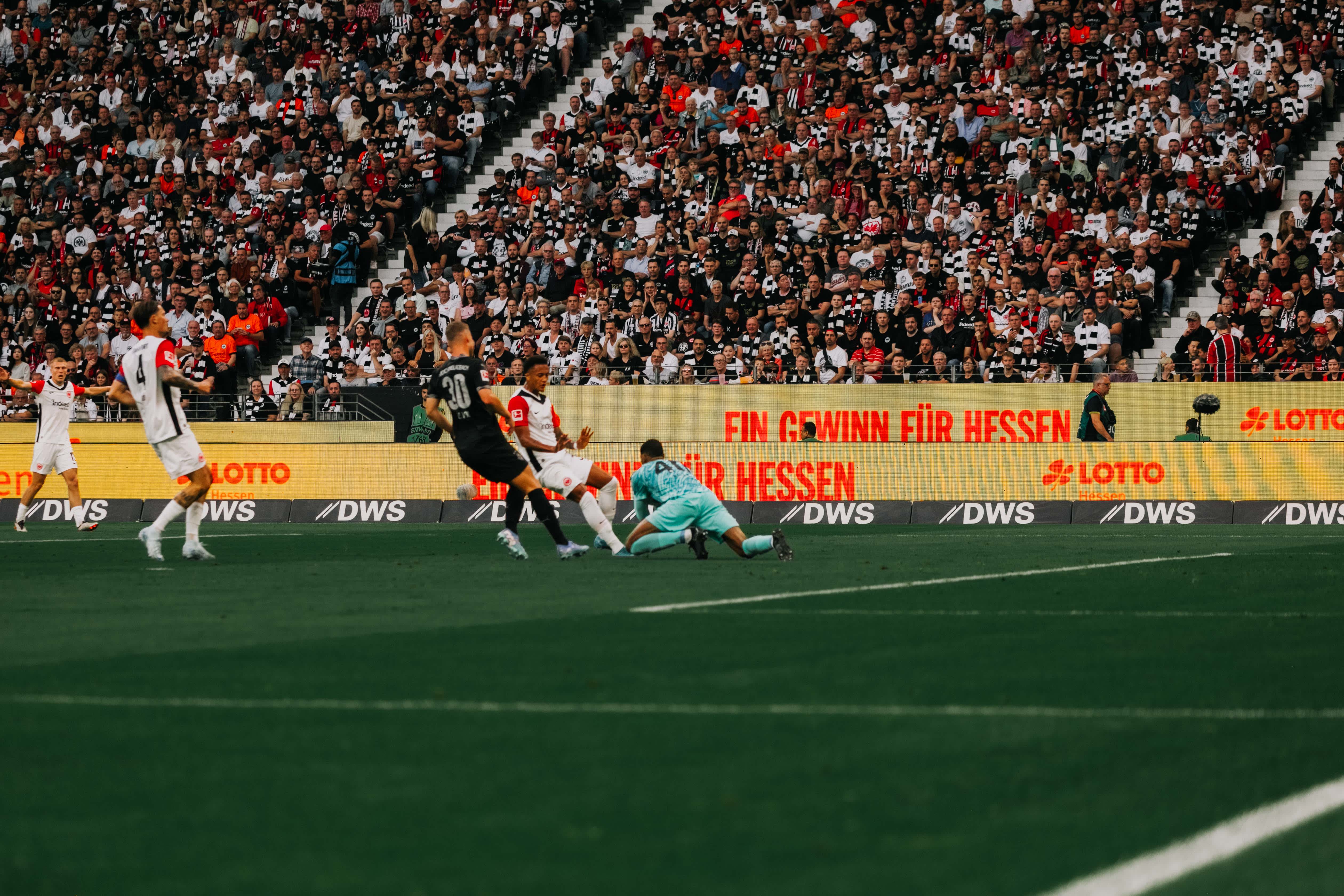 Zwischenzeitlich muss die Eintracht auch eine schwierigere Phase überstehen, in der die Borussia den Druck erhöhte. Zwischenzeitlich muss die Eintracht auch eine schwierigere Phase überstehen, in der die Borussia den Druck erhöhte.