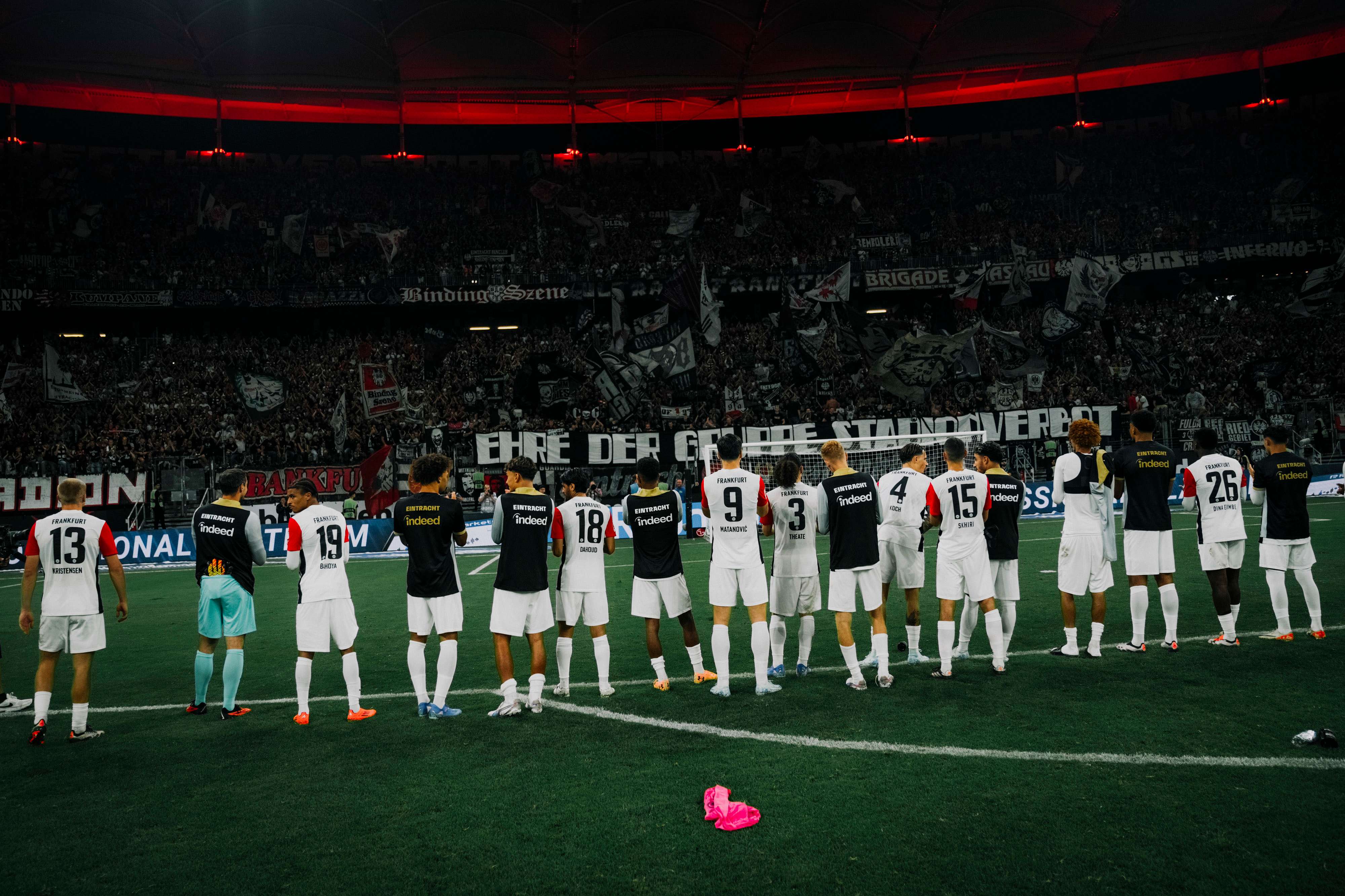 Nach 90 intensiven Minuten feiert die Mannschaft mit den Fans. Nach 90 intensiven Minuten feiert die Mannschaft mit den Fans.