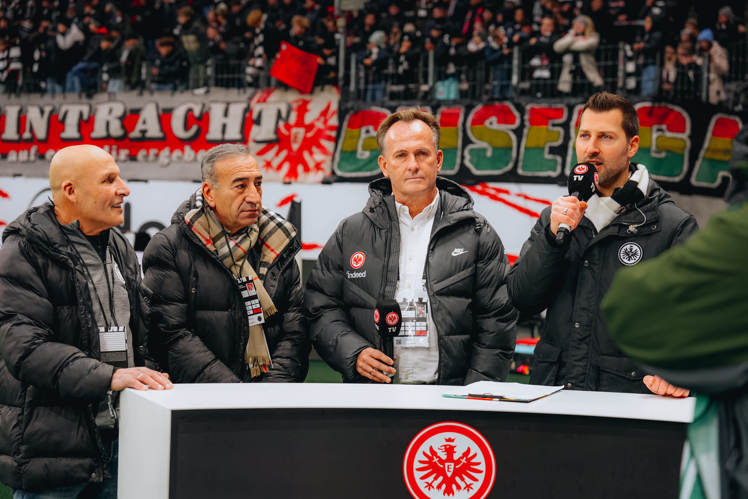Eintracht-Vizepräsident Armin Kraaz (2. v. r.) würdigt die Verdienste von Rachid Ouali und Ercan Basaran. Eintracht-Vizepräsident Armin Kraaz (2. v. r.) würdigt die Verdienste von Rachid Ouali und Ercan Basaran.