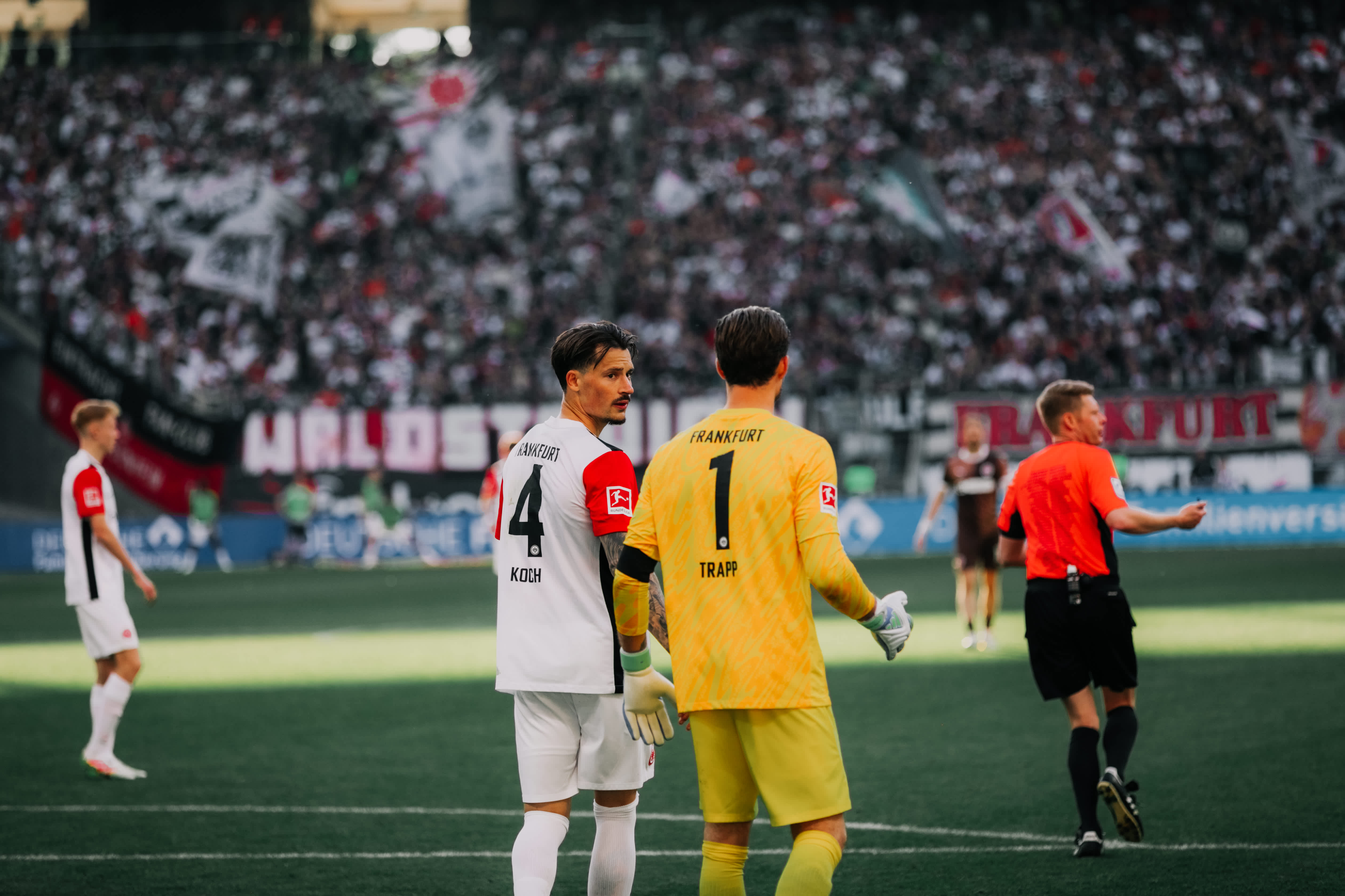 Robin Koch und Kevin Trapp besprechen sich.