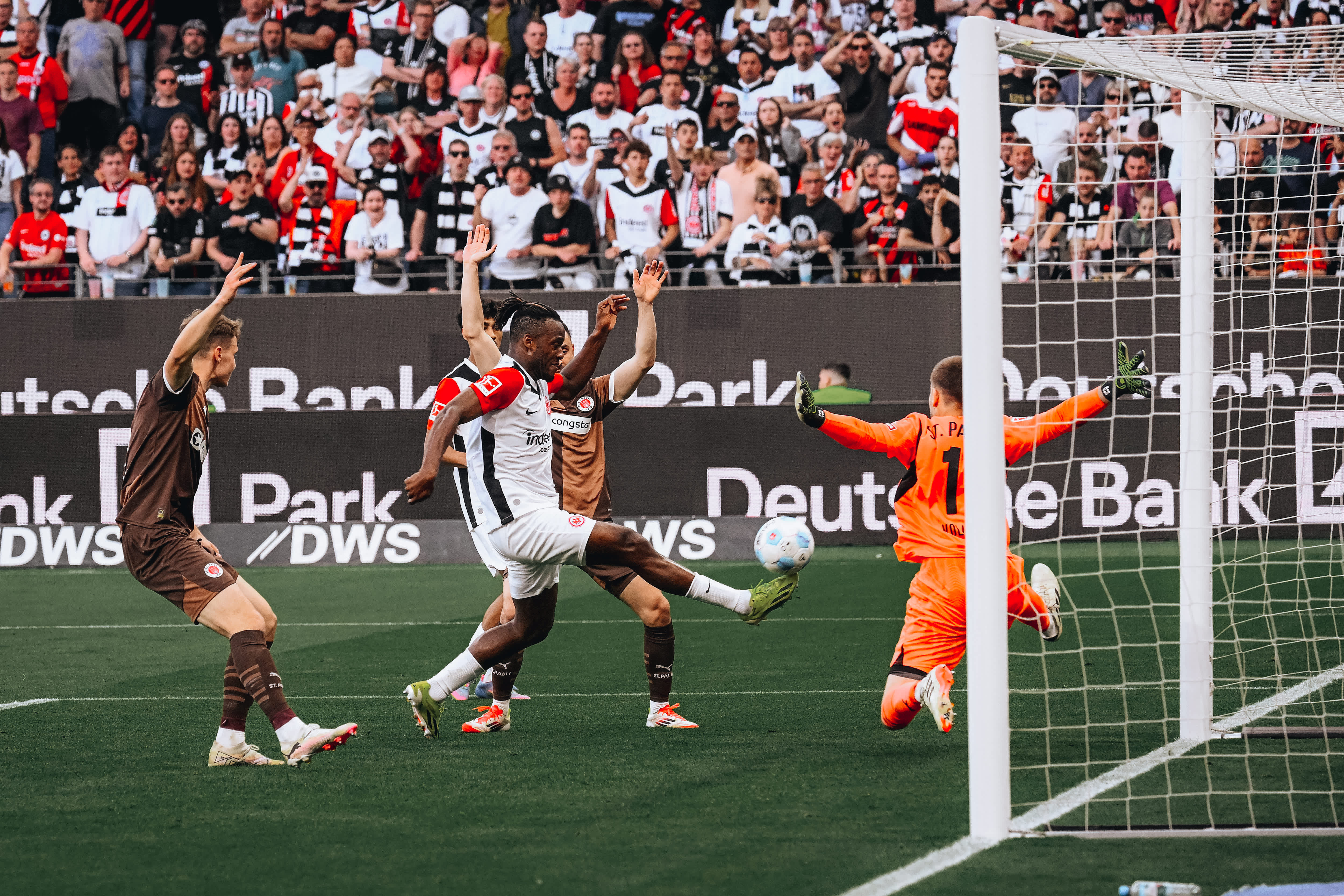 Batshuayi drückt die Kugel zum dritten Frankfurter Tor über die Linie, berührte den Ball kurz zuvor aber strafbar mit der Hand.