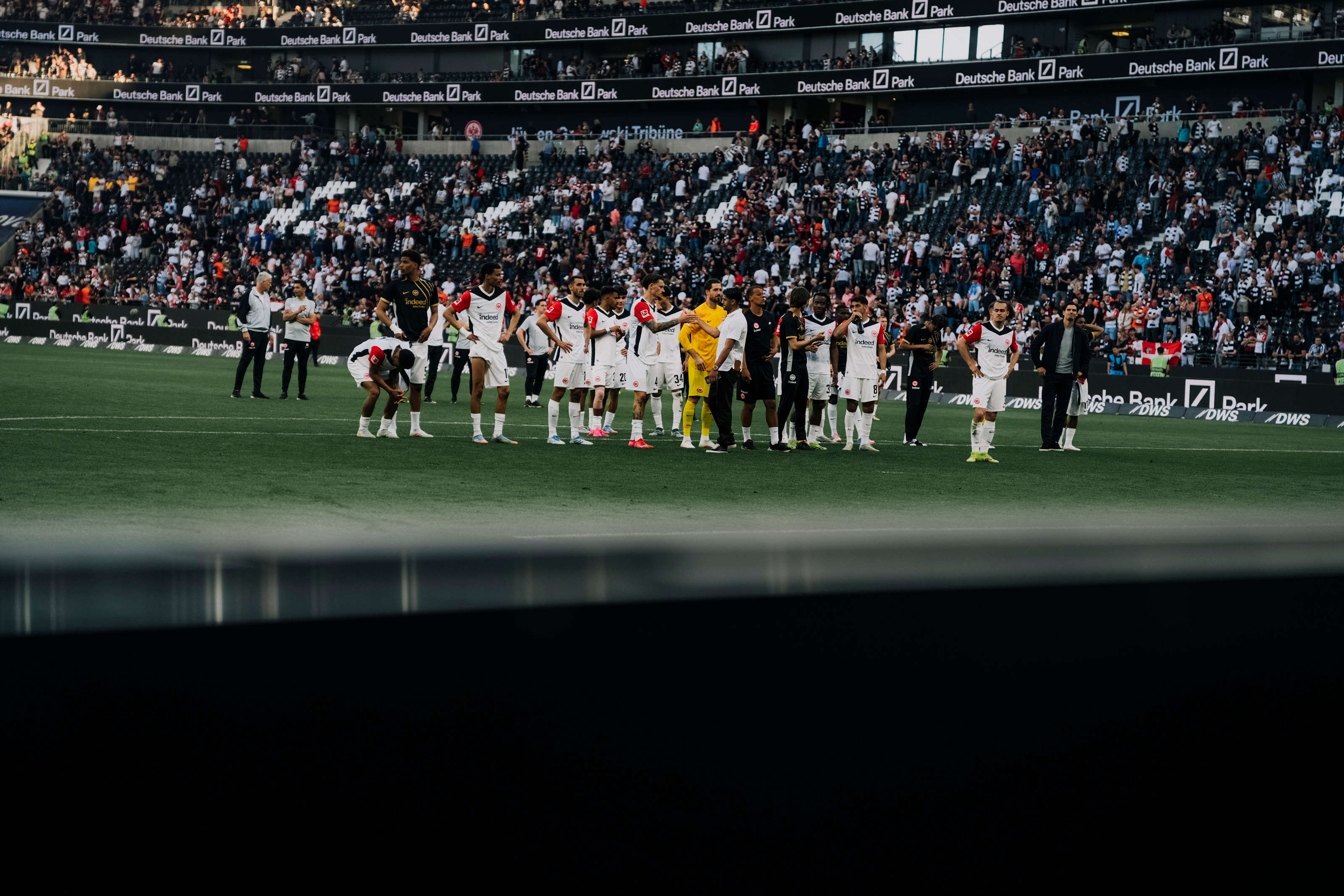 Die Mannschaft geht freilich im Nachgang zu den Fans in die Kurve – alle gemeinsam stimmen sich auf den Endspurt ein.