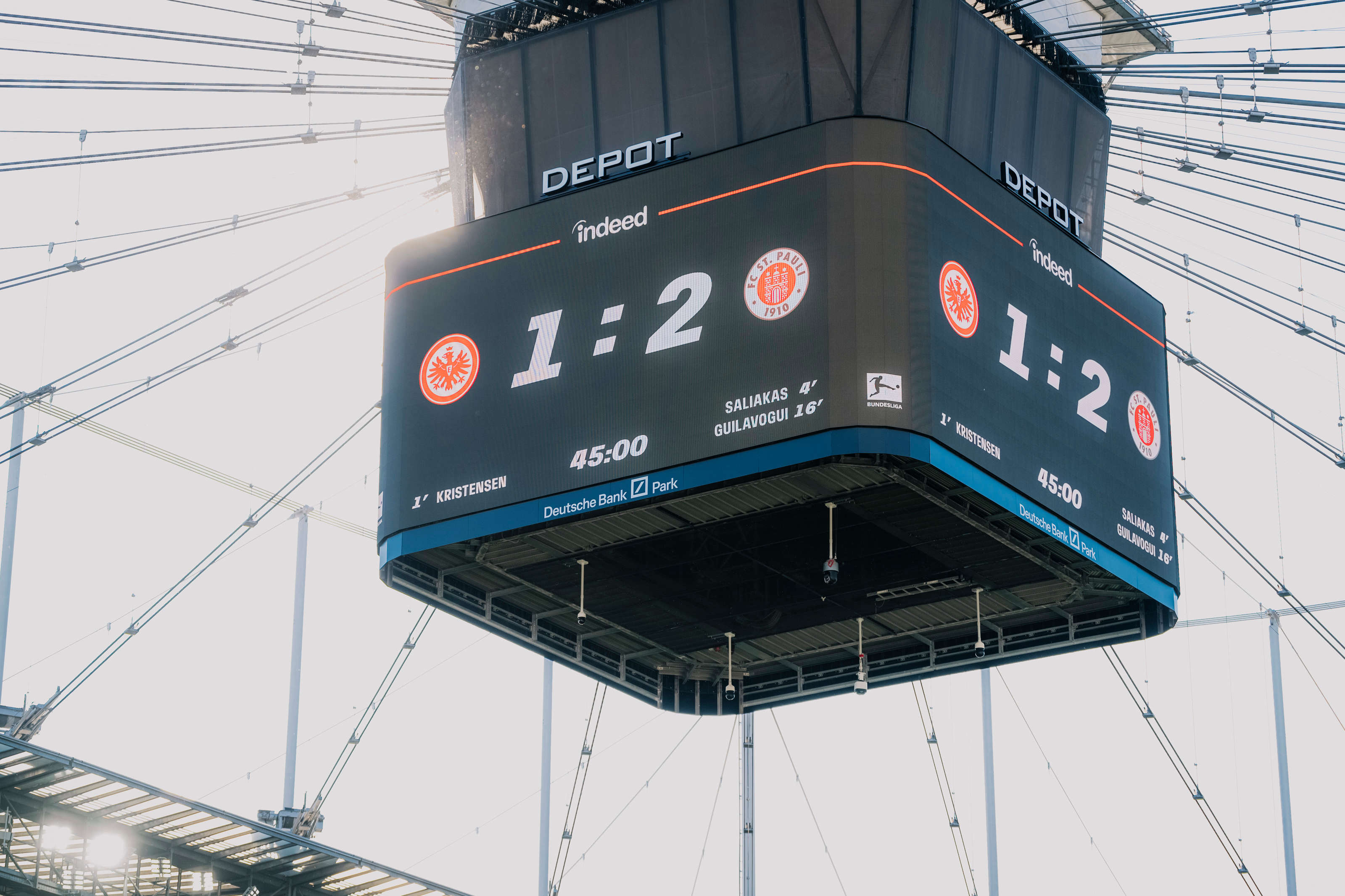 Nach 45 gespielten Minuten führen die Gäste knapp mit 2:1.