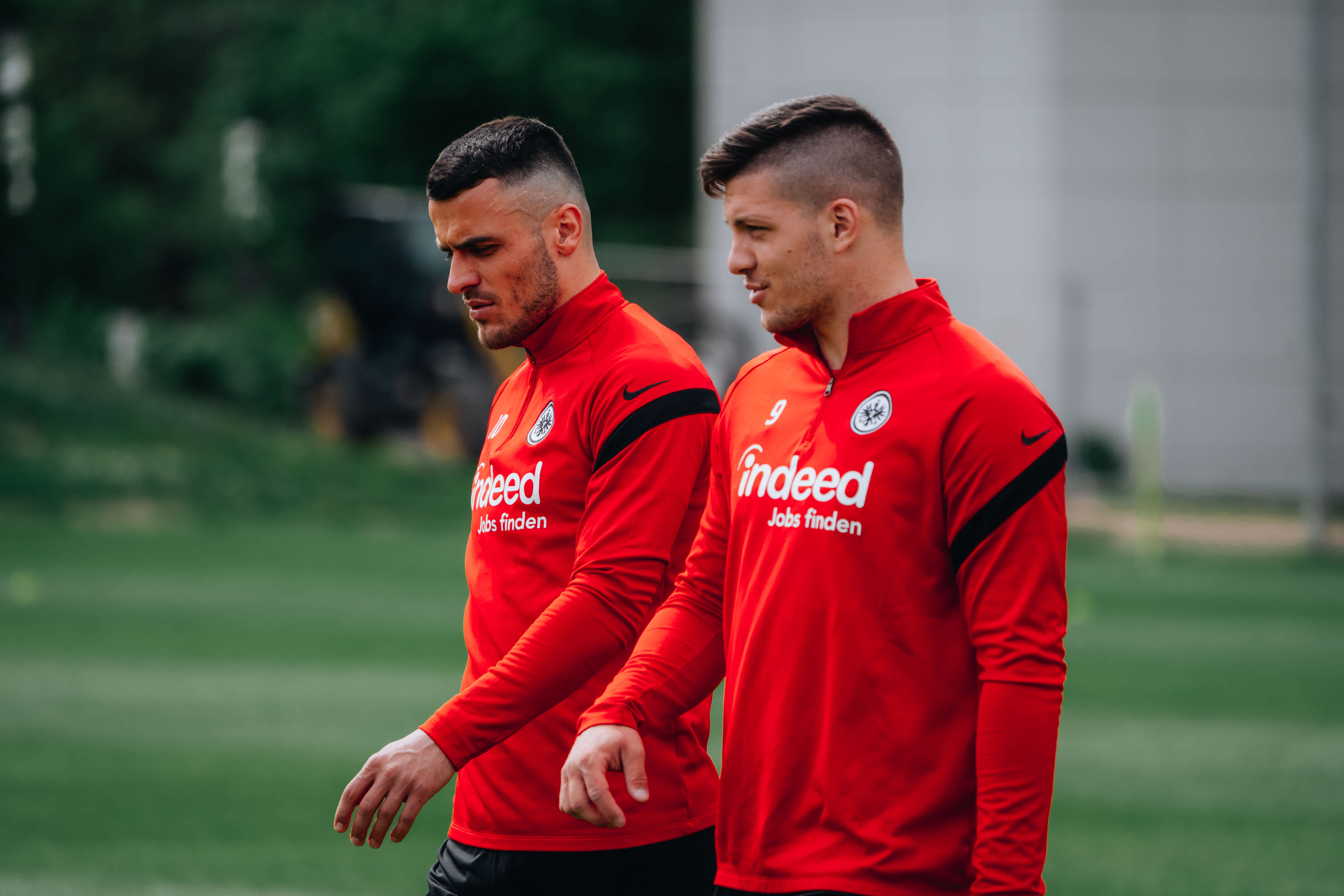 Filip Kostic und Luka Jovic verbinden mit dem kommenden Gegner Schalke 04 überaus gute Erinnerungen. Bild 1