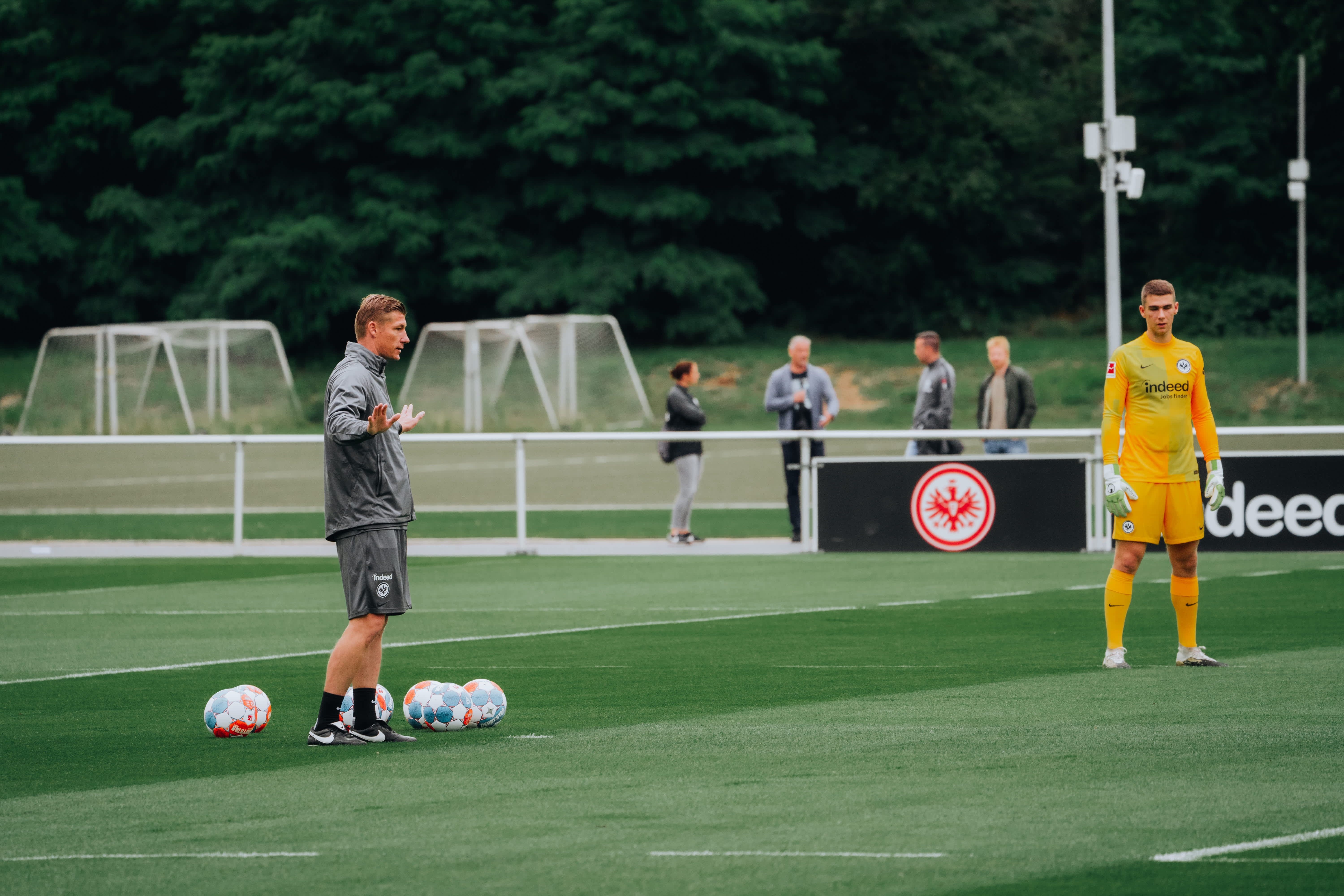 Zwei Eigengewächse unter sich: Torwarttrainer Jan Zimmermann und Talent Jannik Horz. © Zwei Eigengewächse unter sich: Torwarttrainer Jan Zimmermann und Talent Jannik Horz.