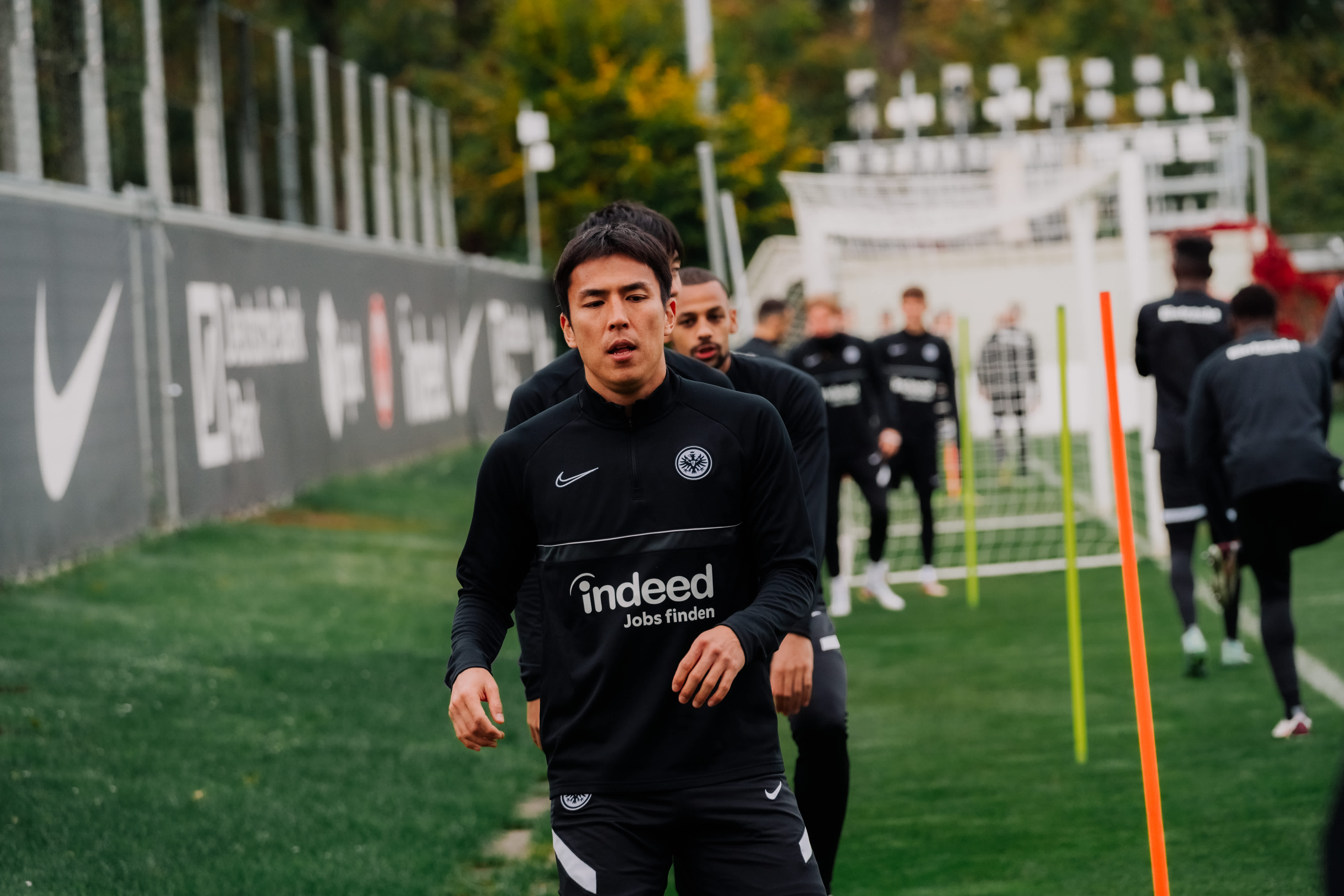 Zu Beginn der Abschlusseinheit stehen Lauf- und Koordinationsübungen auf dem Plan. Makoto Hasebe ist wie immer hochkonzentriert. Zu Beginn der Abschlusseinheit stehen Lauf- und Koordinationsübungen auf dem Plan. Makoto Hasebe ist wie immer hochkonzentriert.