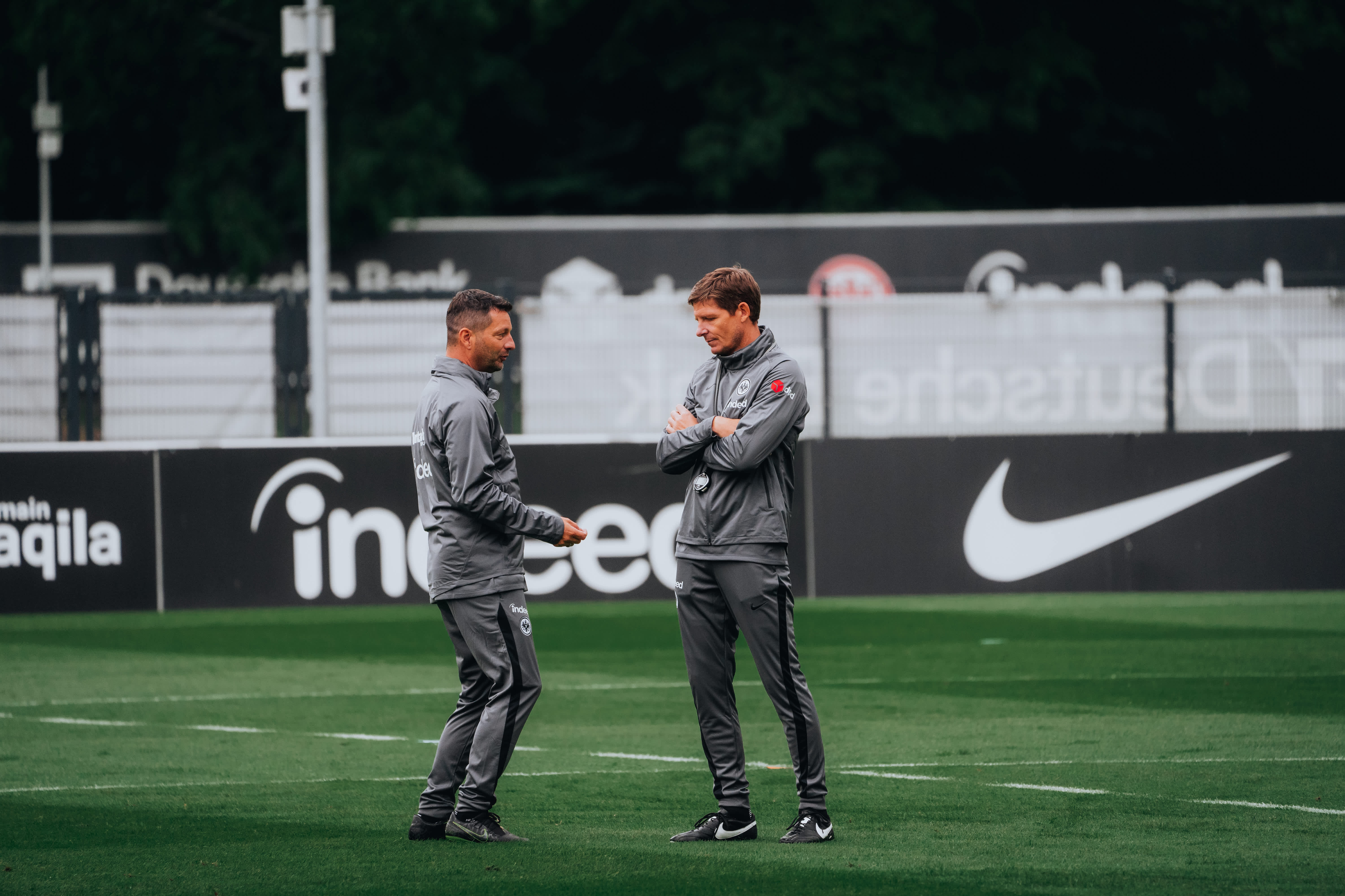 Im stetigen Austausch: Co-Trainer Ronald Brunmayr und Chefcoach Oliver Glasner.