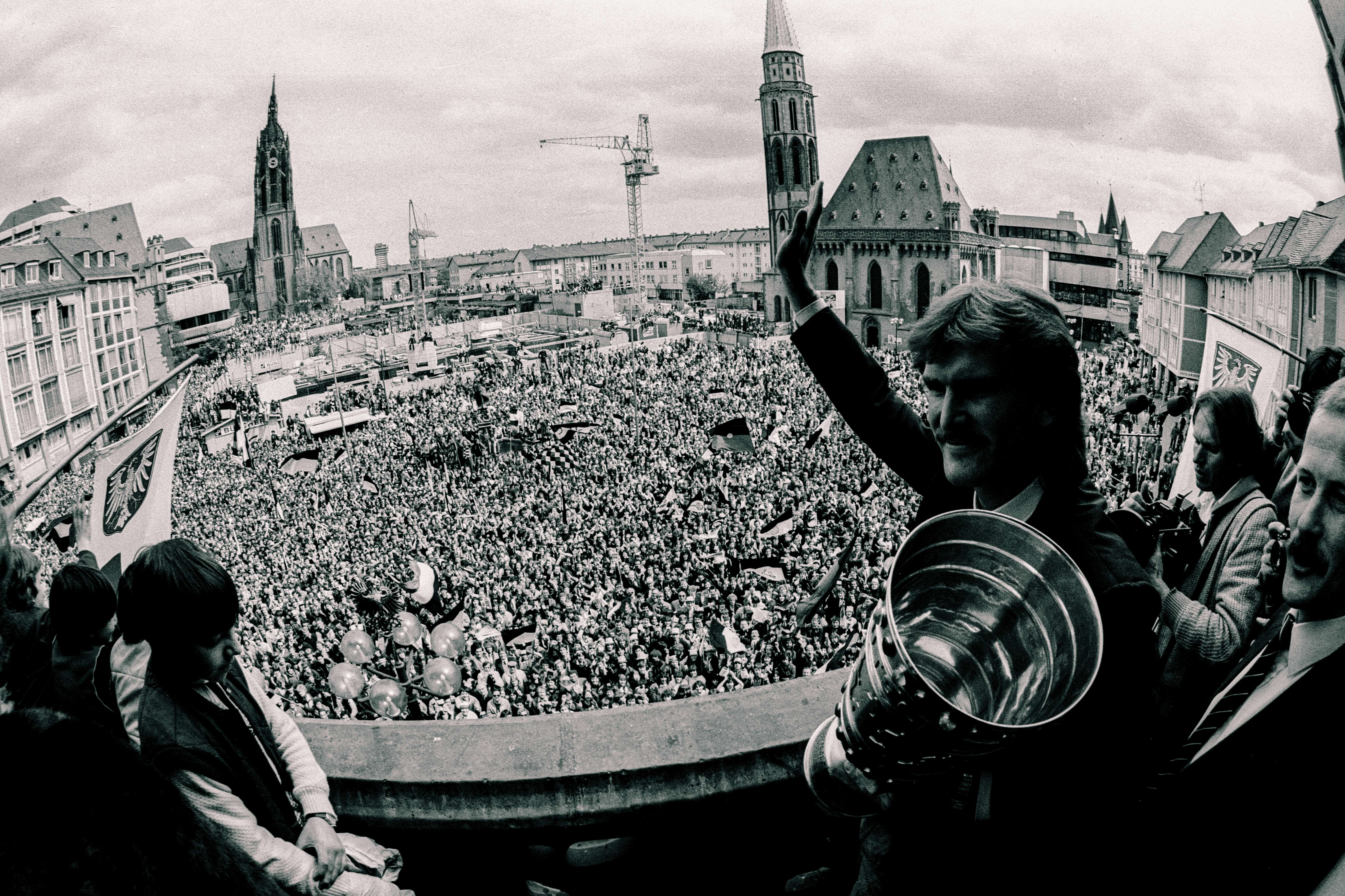 Ronny Borchers 1981 nach dem DFB-Pokalsieg auf dem Frankfurter Römer. Ronny Borchers 1981 nach dem DFB-Pokalsieg auf dem Frankfurter Römer.