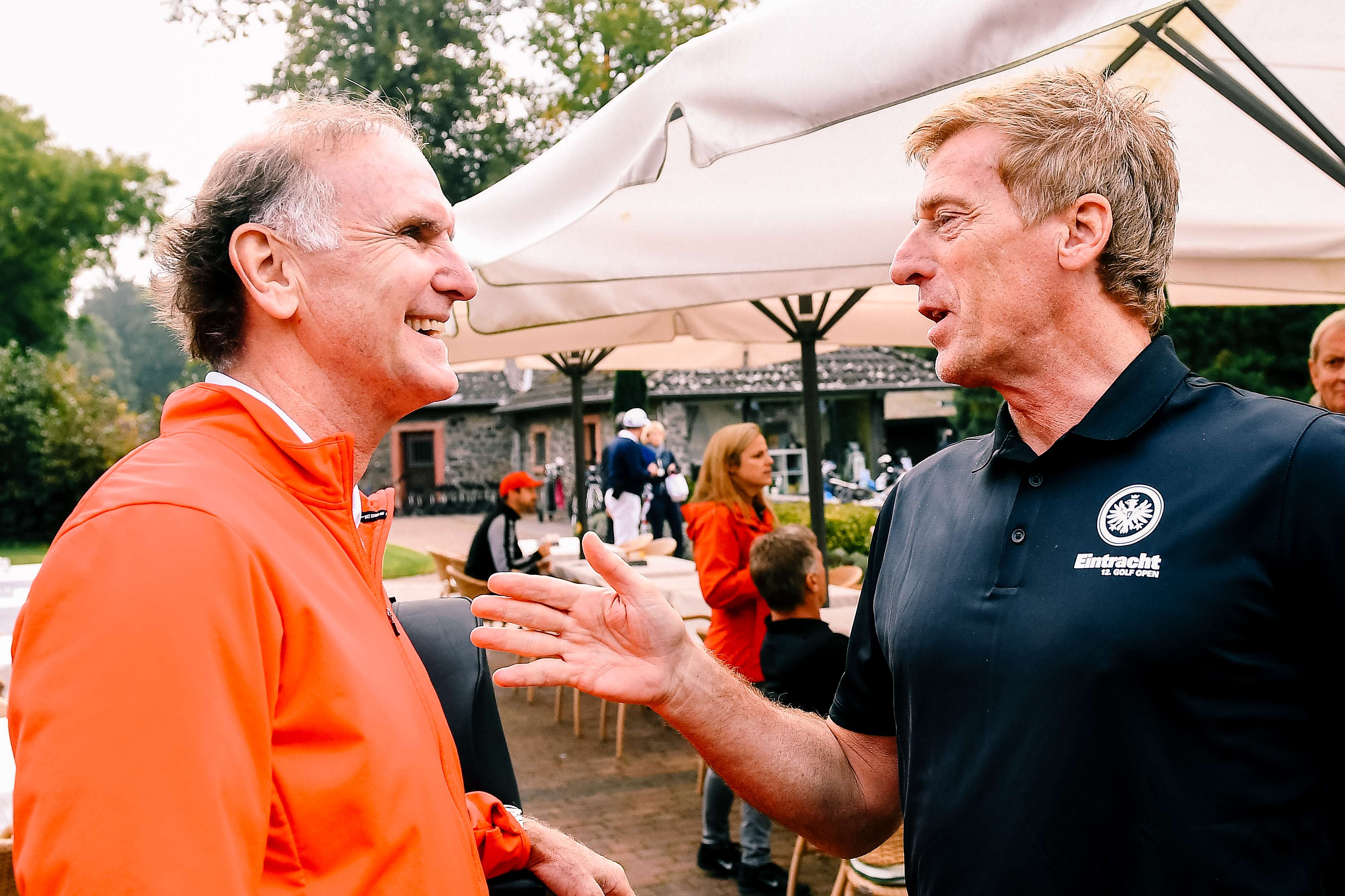 Auch nach der Spielerlaufbahn ist Borchers Adlerträger durch und durch und bei allen gern gesehen. Im Gespräch mit Uli Stein oder ... Auch nach der Spielerlaufbahn ist Borchers Adlerträger durch und durch und bei allen gern gesehen. Im Gespräch mit Uli Stein oder ...