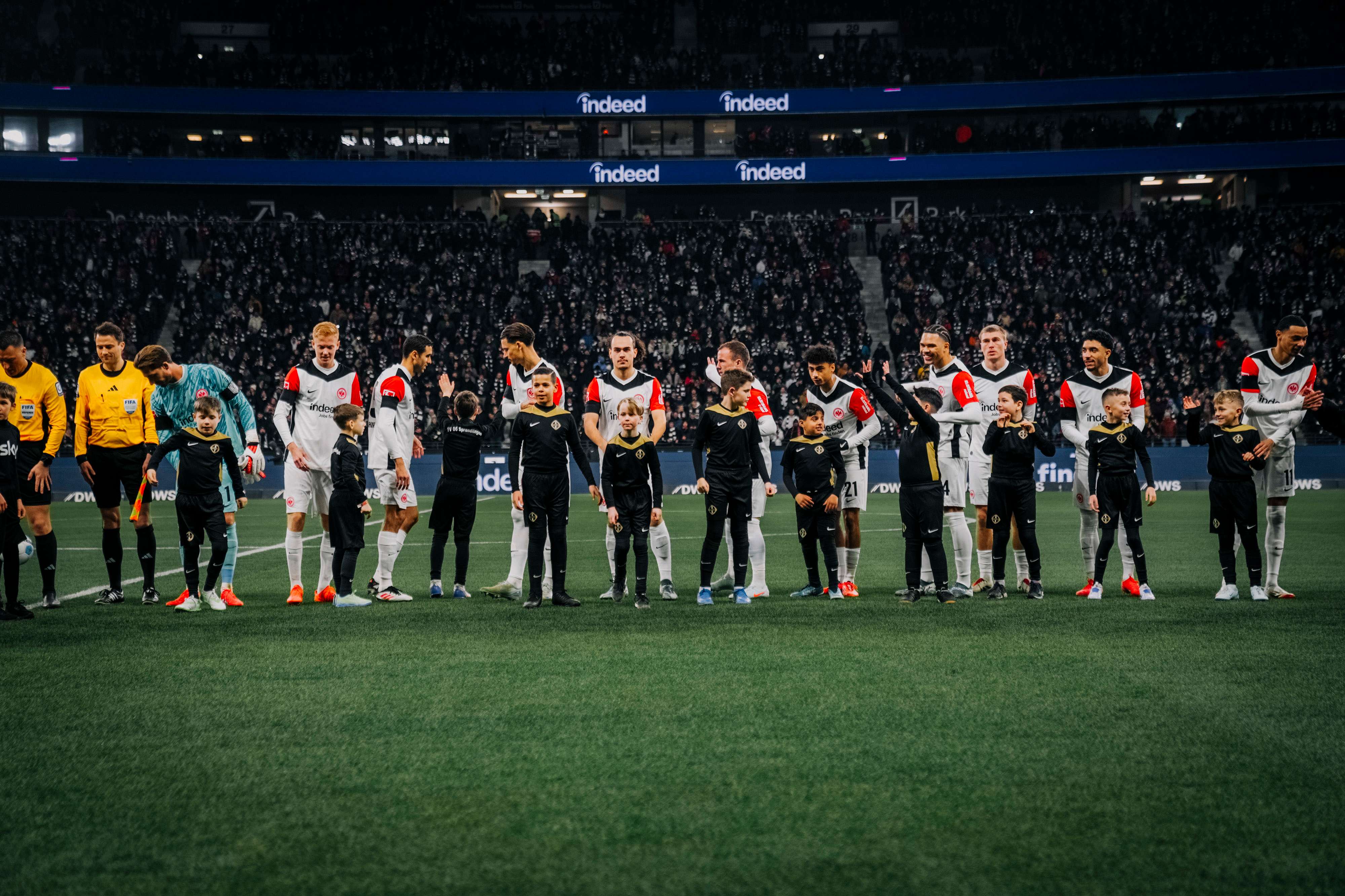 Im Vergleich zum 1:0-Restartsieg auswärts gegen den FC St. Pauli bleibt die Startelf der Hessen unverändert. Auch die Gäste treten mit der identischen Anfangsformation an, die zuvor 3:2 gegen Kiel gewonnen hatte. Im Vergleich zum 1:0-Restartsieg auswärts gegen den FC St. Pauli bleibt die Startelf der Hessen unverändert. Auch die Gäste treten mit der identischen Anfangsformation an, die zuvor 3:2 gegen Kiel gewonnen hatte.