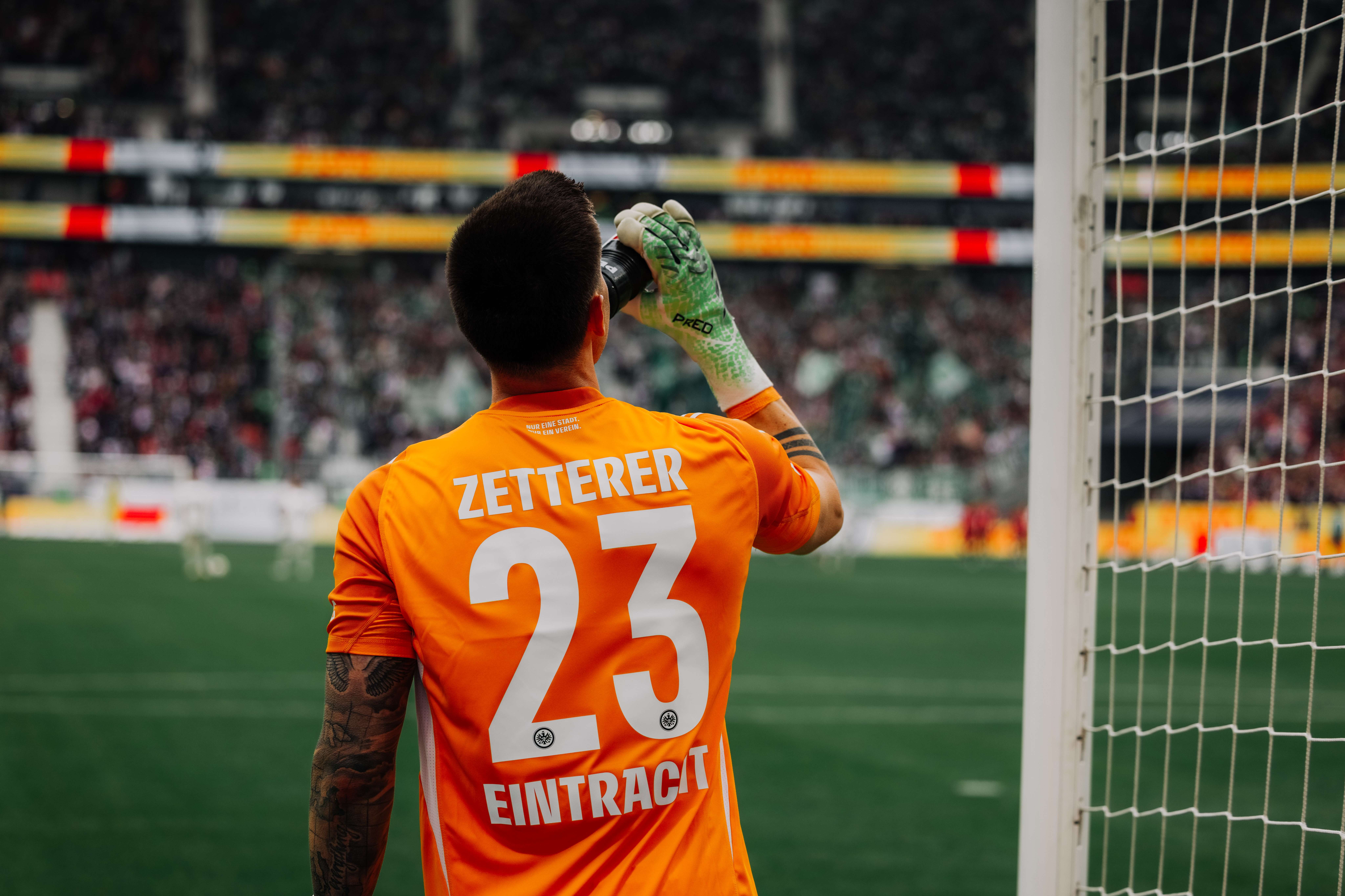 Debüt für Eintracht Frankfurt: Keeper Michael Zetterer im Duell mit seinem Ex-Verein. Debüt für Eintracht Frankfurt: Keeper Michael Zetterer im Duell mit seinem Ex-Verein.