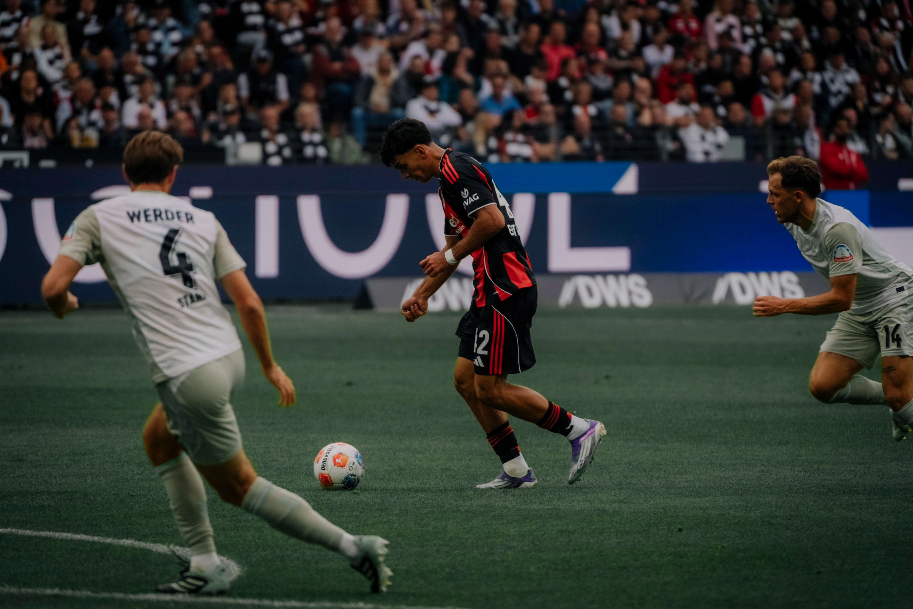 Can Uzun trifft zum 1:0 für die Eintracht und legt später noch zwei Treffer auf. Can Uzun trifft zum 1:0 für die Eintracht und legt später noch zwei Treffer auf.