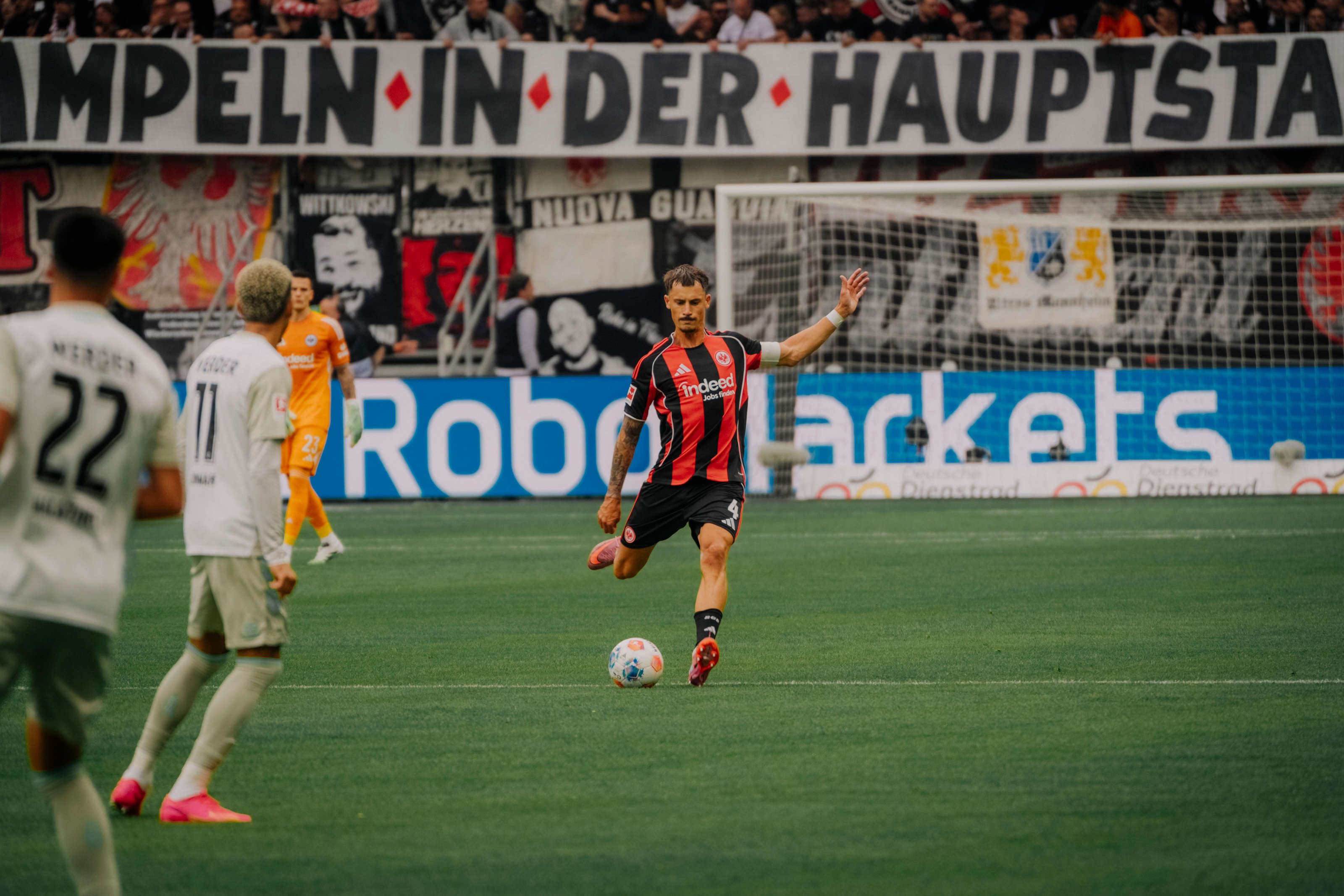 Robin Koch führt das Team als Kapitän auf den Platz. Robin Koch führt das Team als Kapitän auf den Platz.