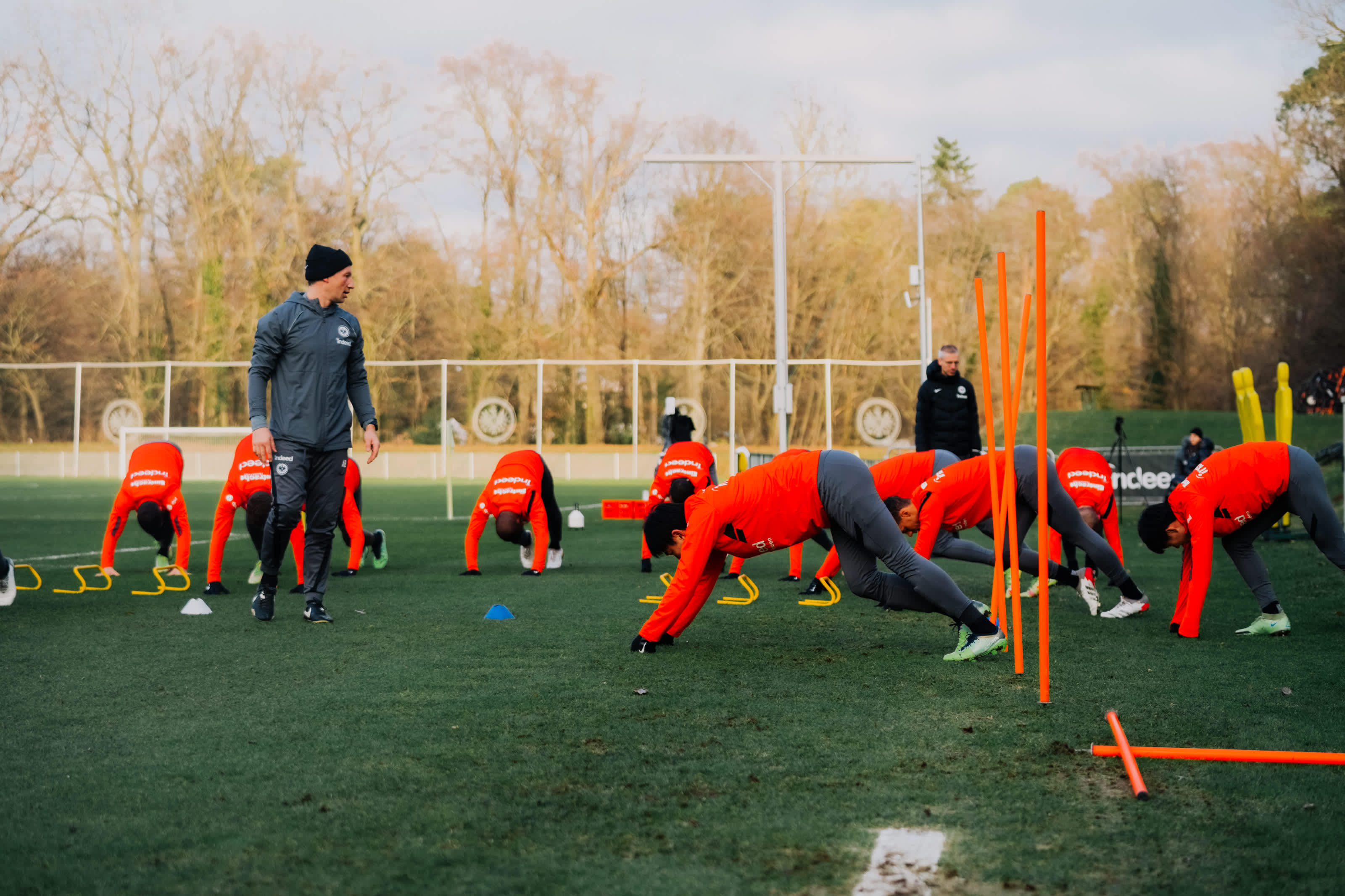 Anschließend bittet Andreas Beck, Leiter Athletik, Prävention und Rehabilitation, zu Stabilisationsübungen. Anschließend bittet Andreas Beck, Leiter Athletik, Prävention und Rehabilitation, zu Stabilisationsübungen.
