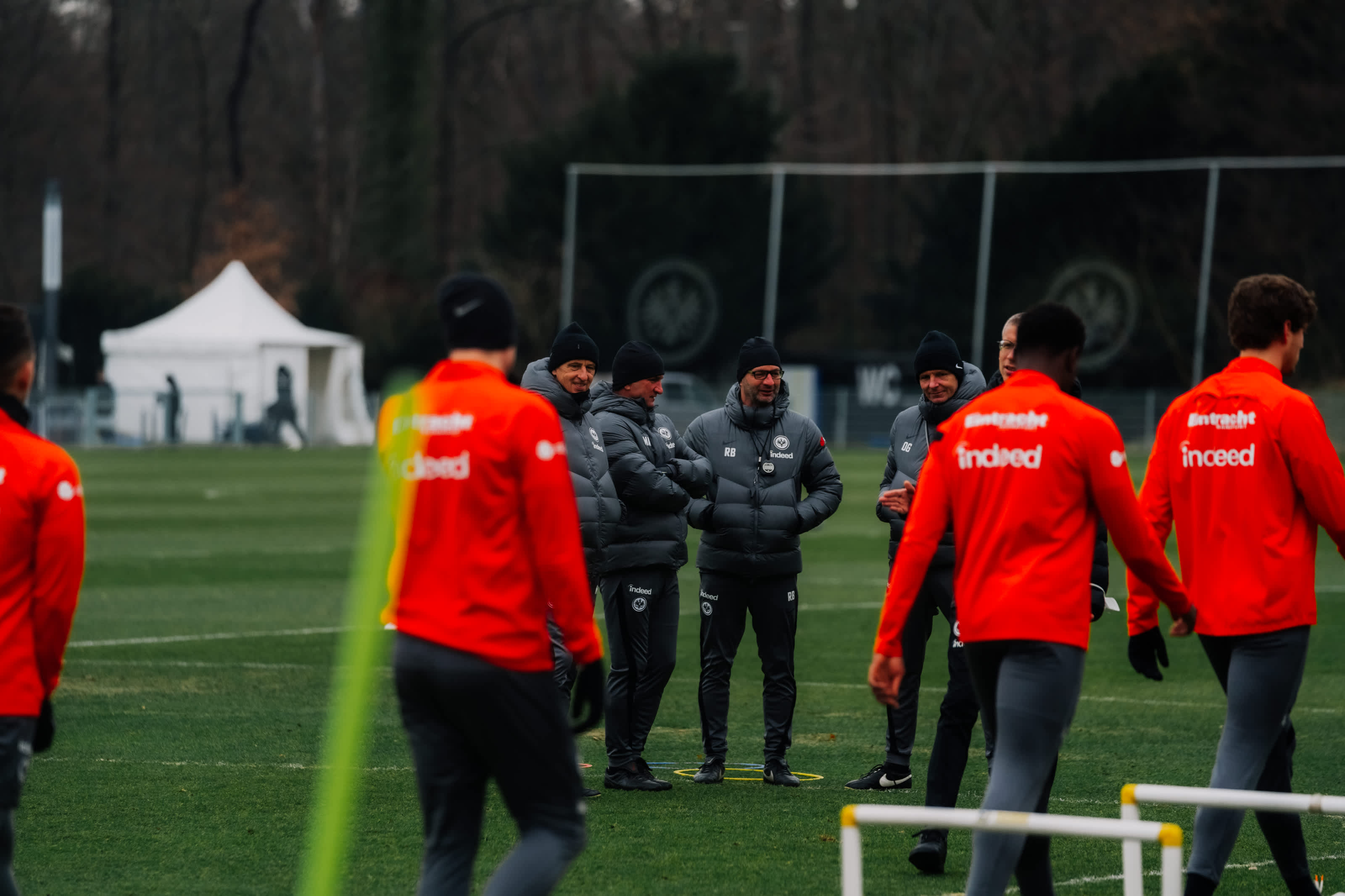 Das Trainerteam beobachtet die Übungen der Spieler ganz genau. Das Trainerteam beobachtet die Übungen der Spieler ganz genau.