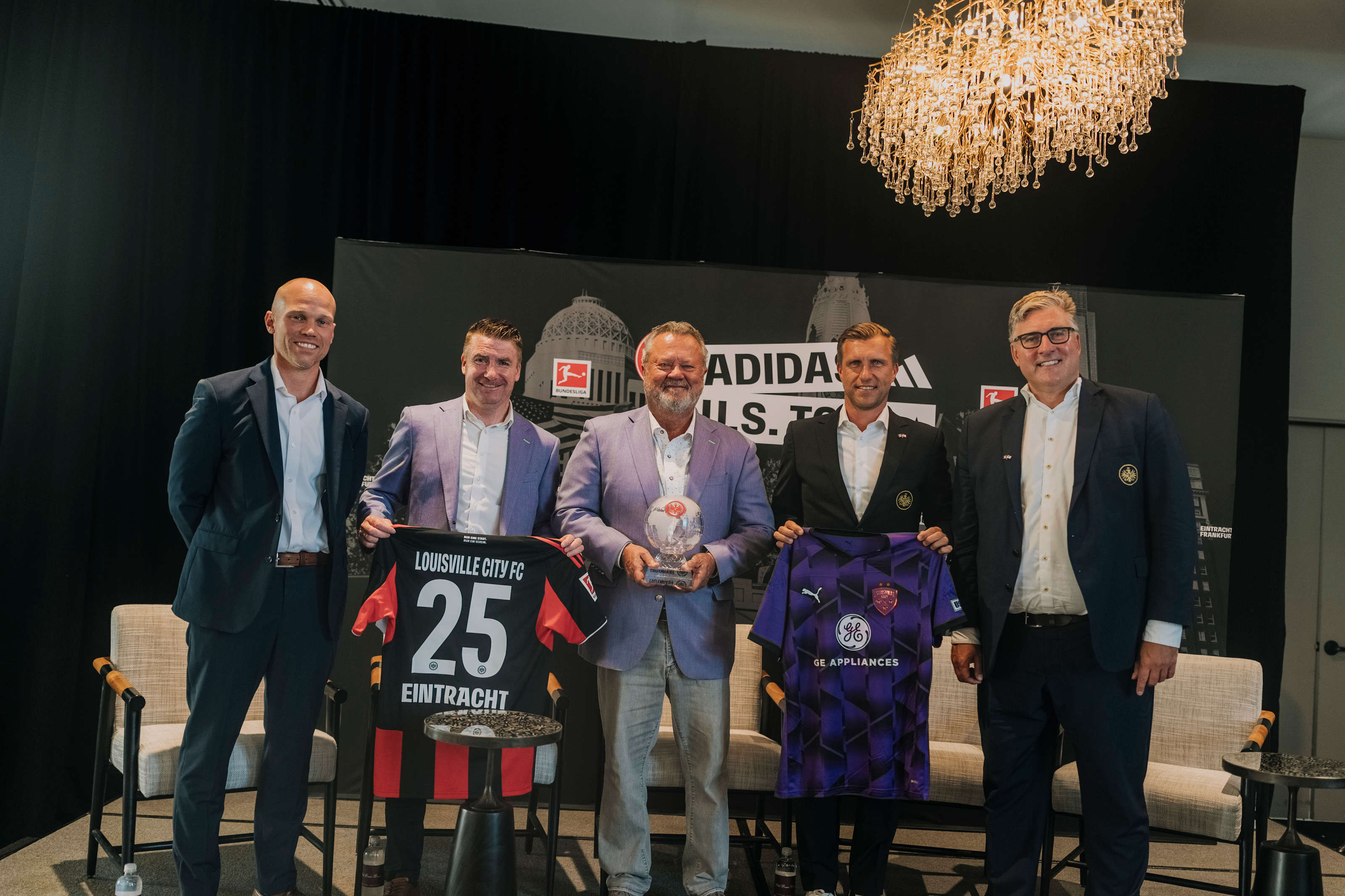 B2B Forum in Louisville mit (von rechts): Vorstandssprecher Axel Hellmann, Sportvorstand Markus Krösche, John Neace (Chairman & CEO Louisville City FC), James O’Connor (Präsident Louisville City FC) und Trevor Pawl (CEO Louisville Economic Development Alliance). B2B Forum in Louisville mit (von rechts): Vorstandssprecher Axel Hellmann, Sportvorstand Markus Krösche, John Neace (Chairman & CEO Louisville City FC), James O’Connor (Präsident Louisville City FC) und Trevor Pawl (CEO Louisville Economic Development Alliance).