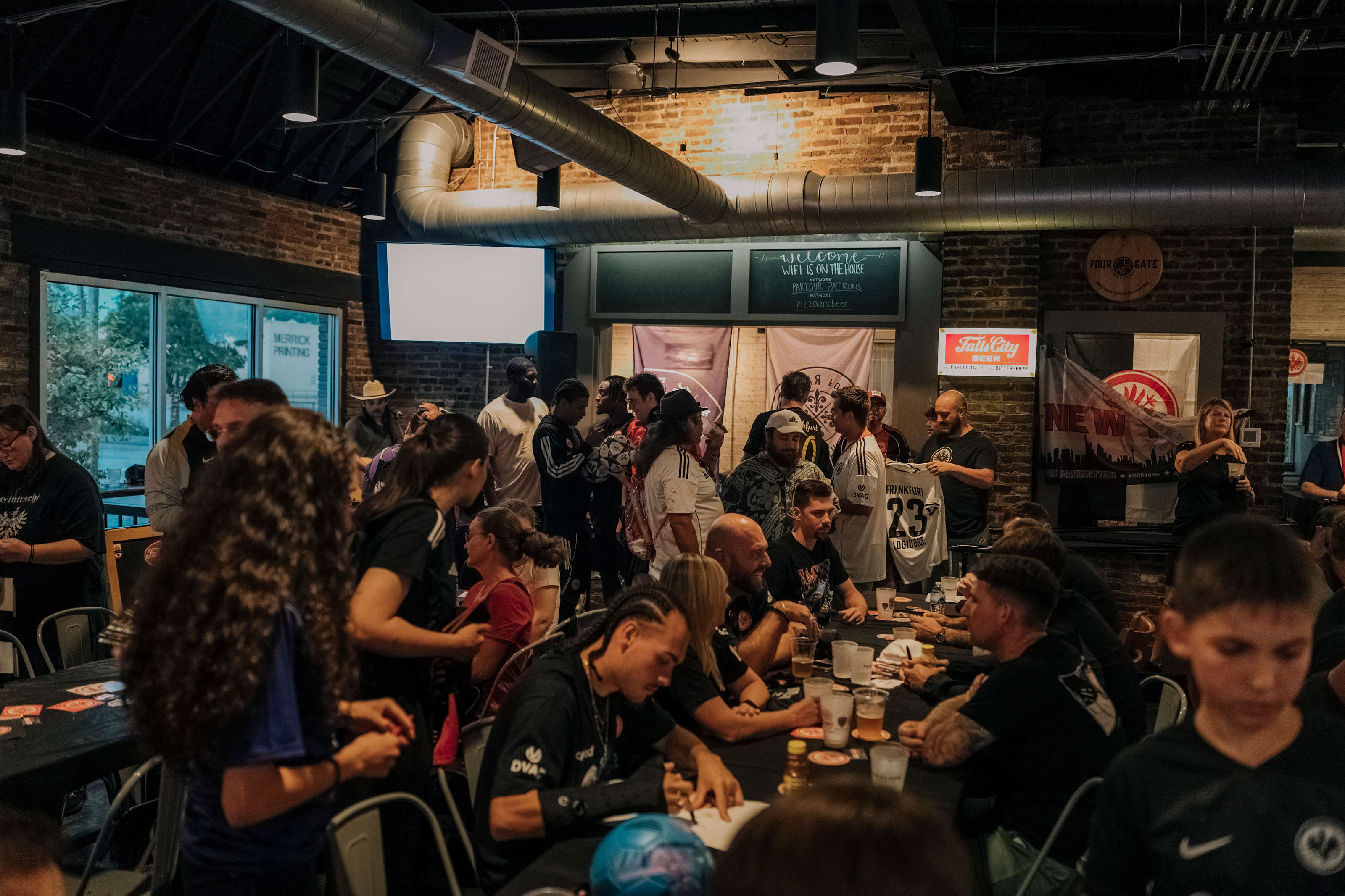 Der Fanabend in Louisville ist bestens besucht. Der Fanabend in Louisville ist bestens besucht.