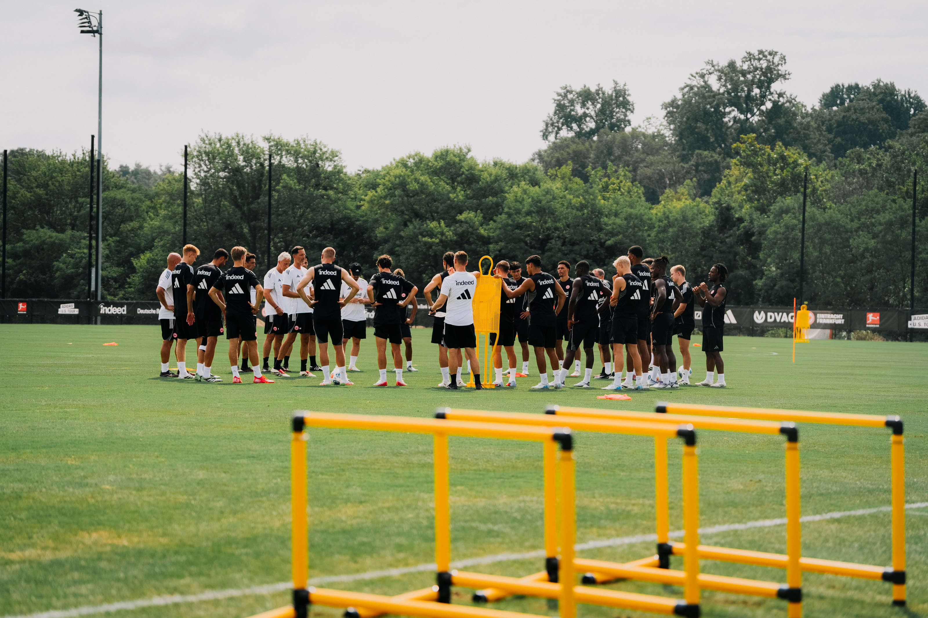 Teambesprechung auf dem Trainingsplatz. Teambesprechung auf dem Trainingsplatz.
