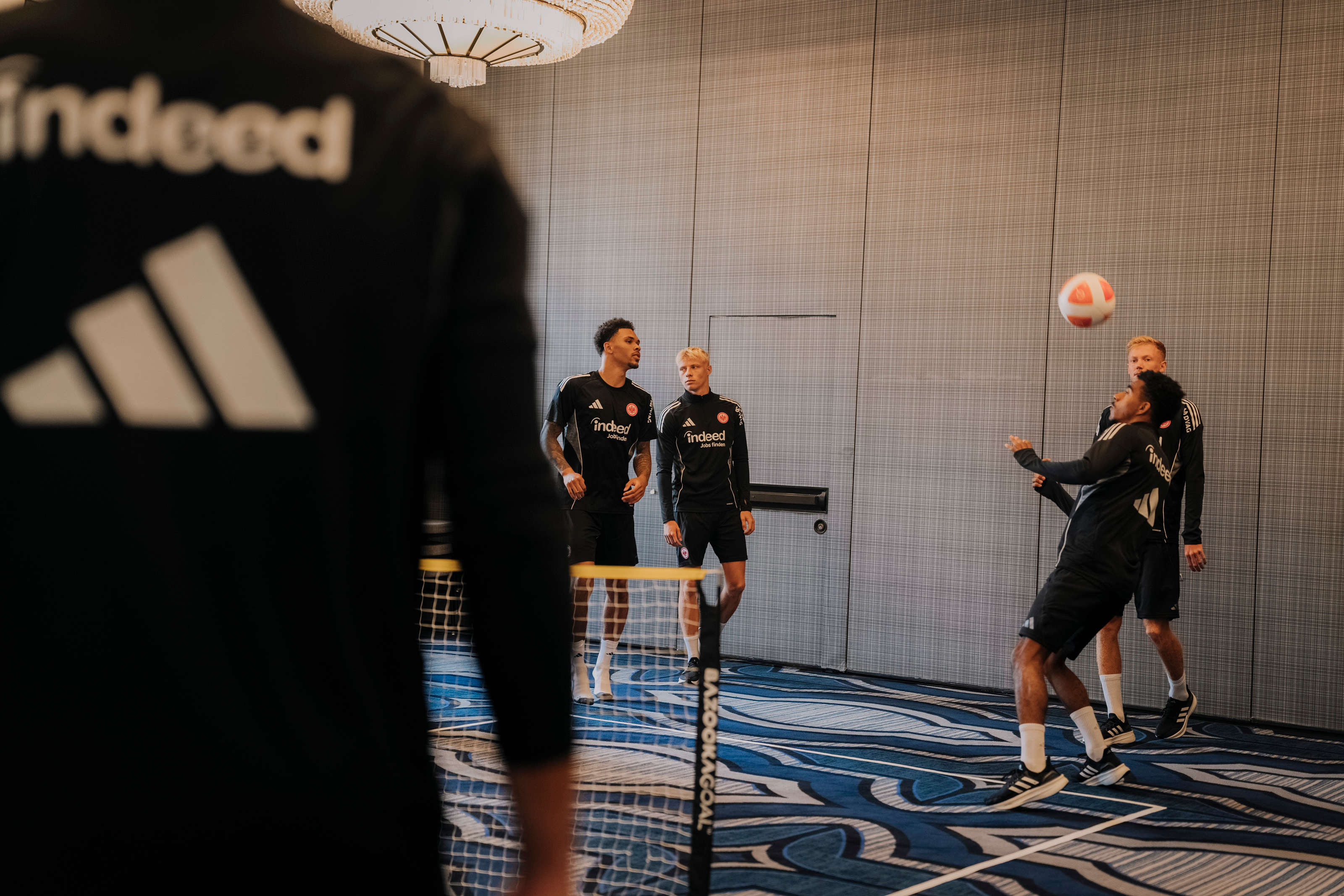 Eine Runde Fußballtennis zur Aktivierung vor dem Spiel. Eine Runde Fußballtennis zur Aktivierung vor dem Spiel.