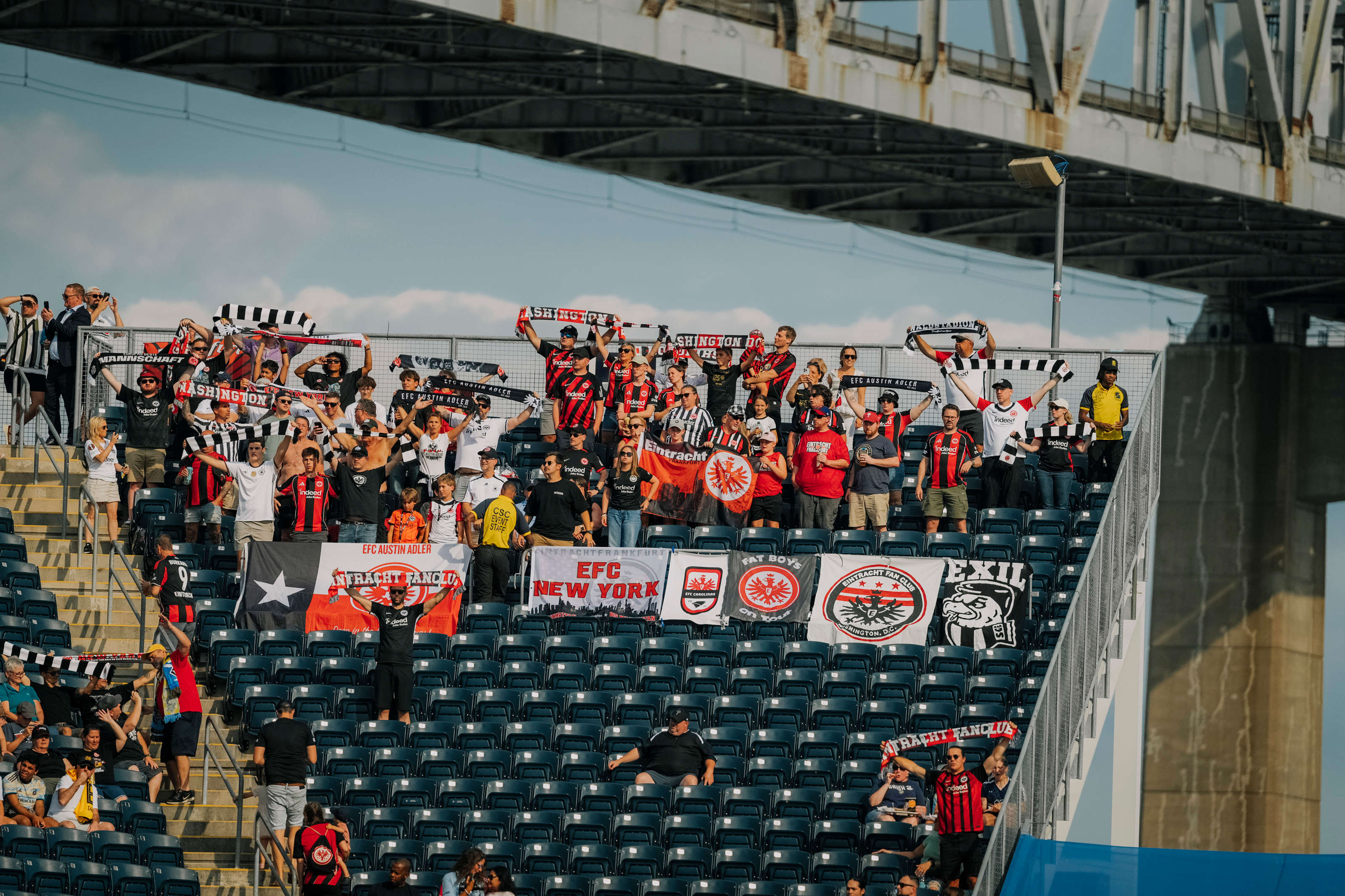 Block direkt an der Commodore Barry Bridge: die Eintracht-Fans. Block direkt an der Commodore Barry Bridge: die Eintracht-Fans.
