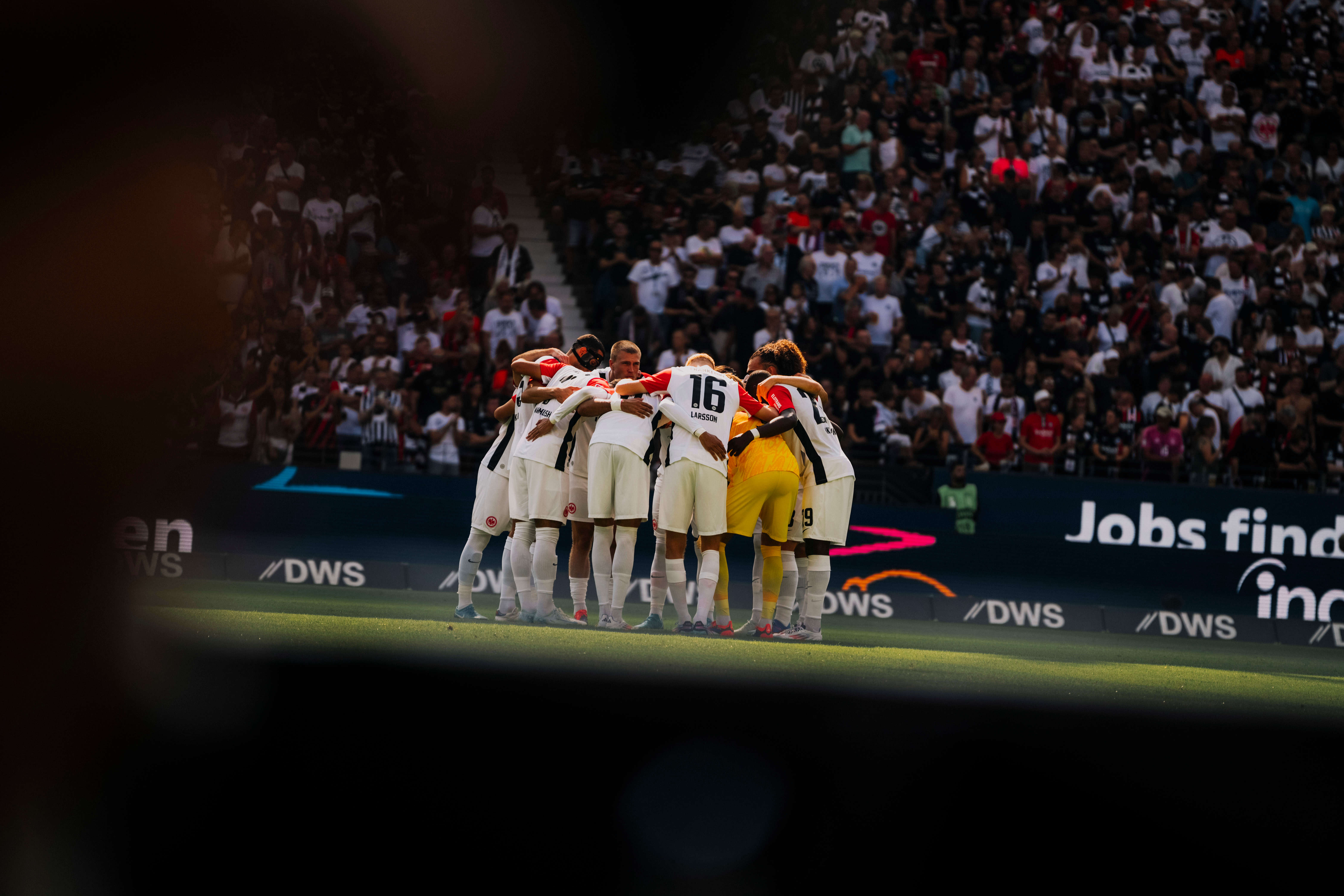 Die erste Elf schwört sich ein, als einzige Änderung im Vergleich zum ersten Spieltag in Dortmund beginnt ... Die erste Elf schwört sich ein, als einzige Änderung im Vergleich zum ersten Spieltag in Dortmund beginnt ...