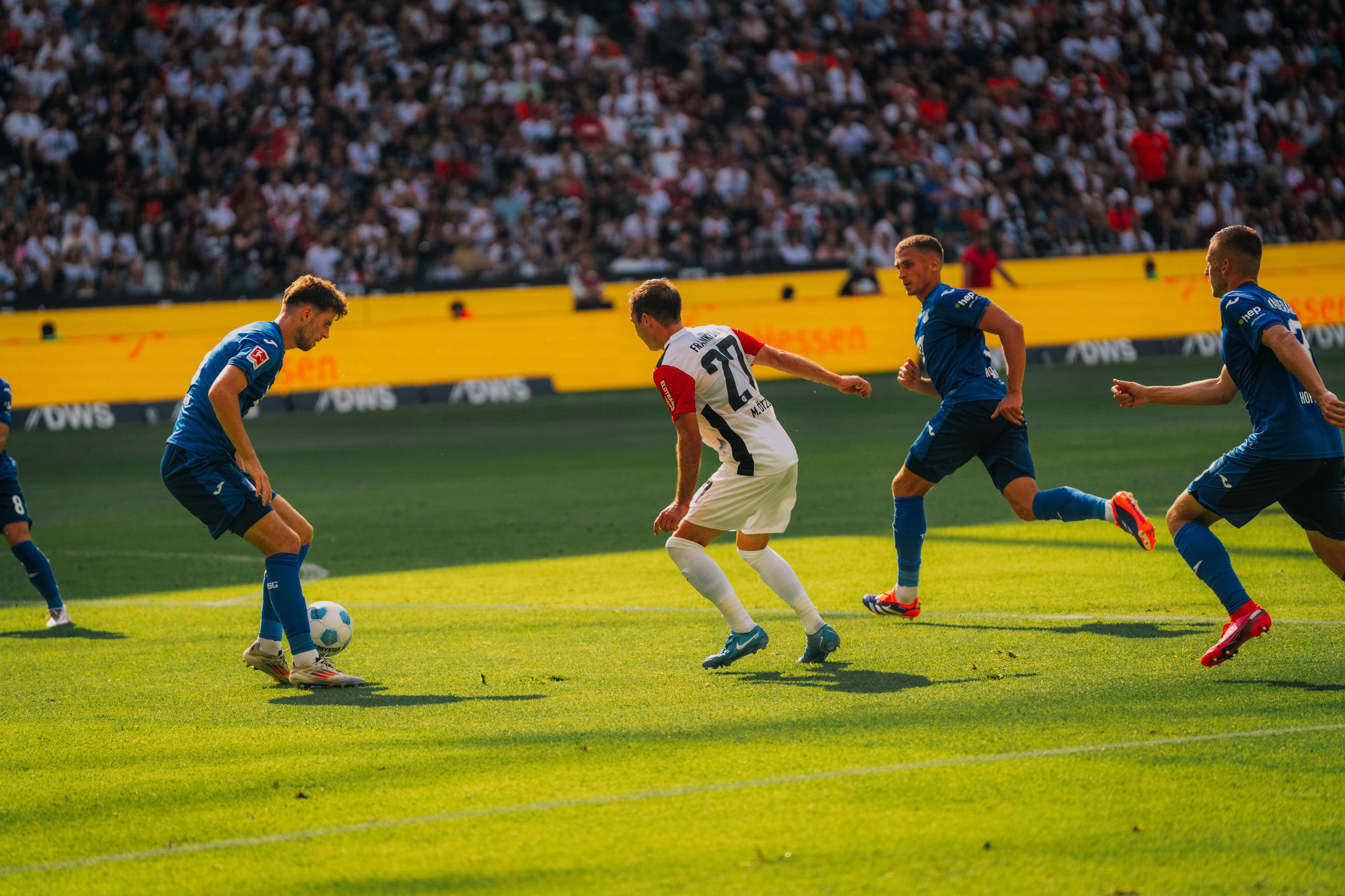 Auch Mario Götze kommt in offensiverer Rolle zur Geltung und serviert Omar Marmoush den 3:1-Endstand. Auch Mario Götze kommt in offensiverer Rolle zur Geltung und serviert Omar Marmoush den 3:1-Endstand.