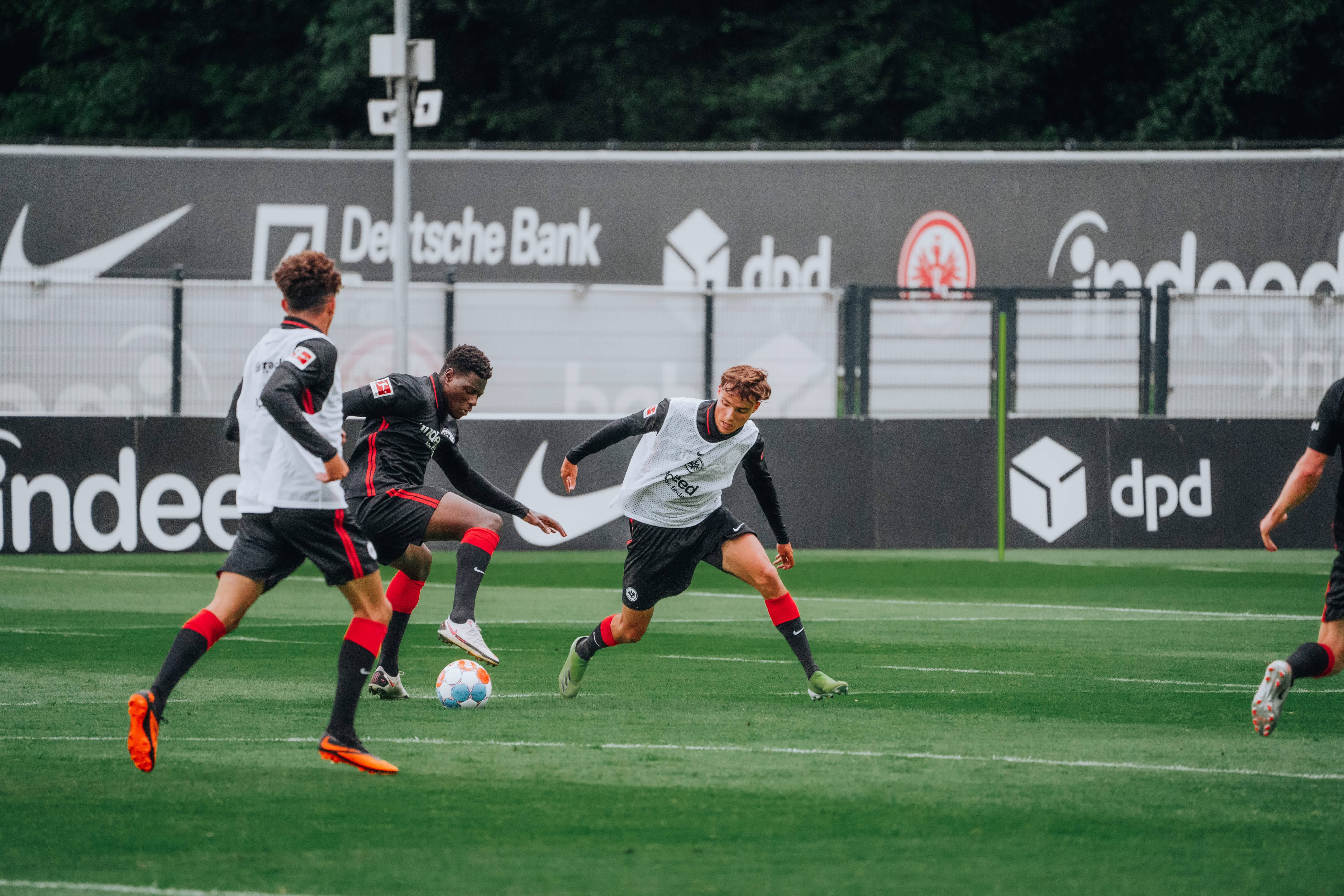 Ragnar Ache im Abschlussspiel in der Zange der Nachwuchsspieler Dario Gebuhr und Jan Schröder. © Ragnar Ache im Abschlussspiel in der Zange der Nachwuchsspieler Dario Gebuhr und Jan Schröder.