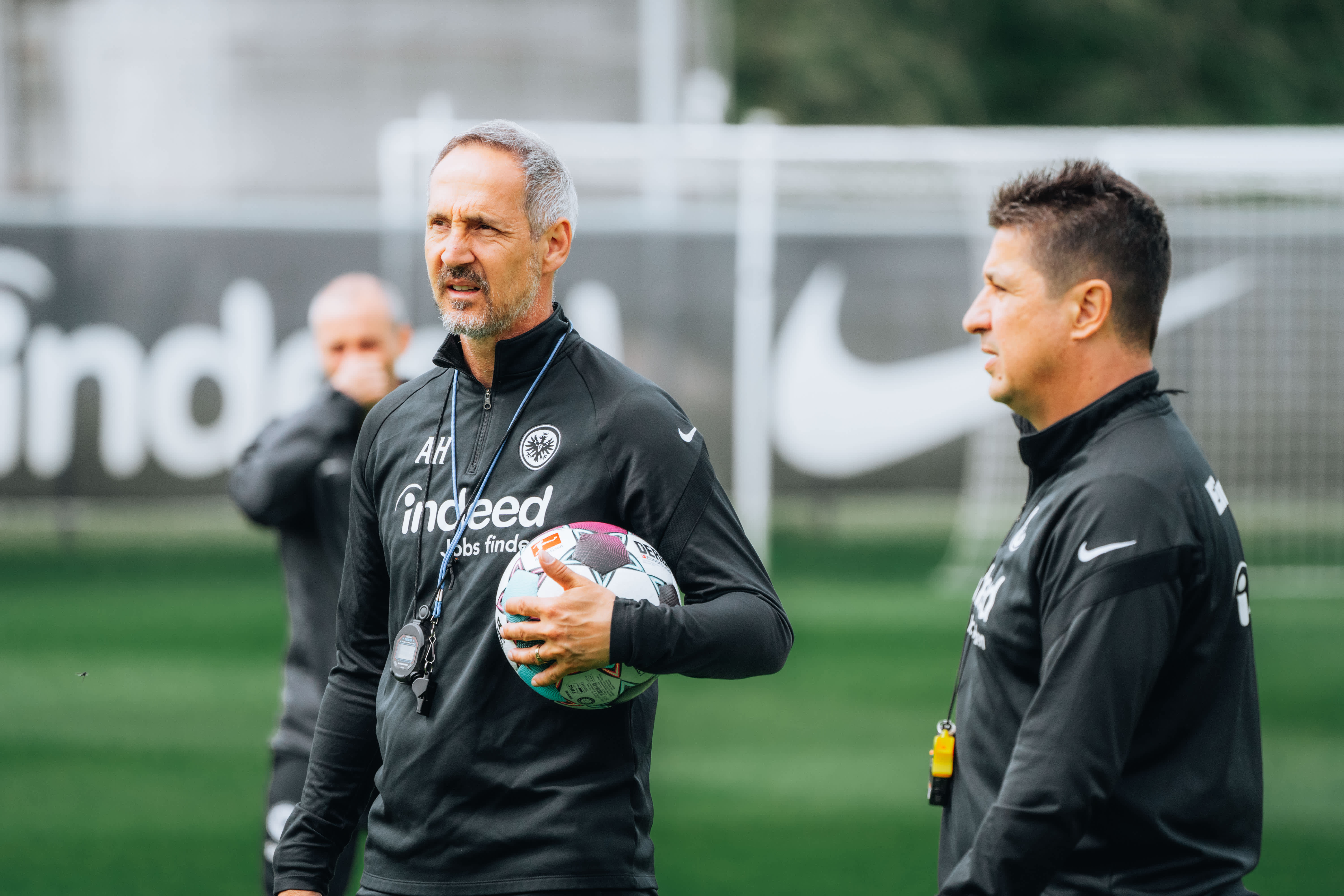 Volle Konzentration: Cheftrainer Adi Hütter und Assistenzcoach Christian Peintinger. Bild 1