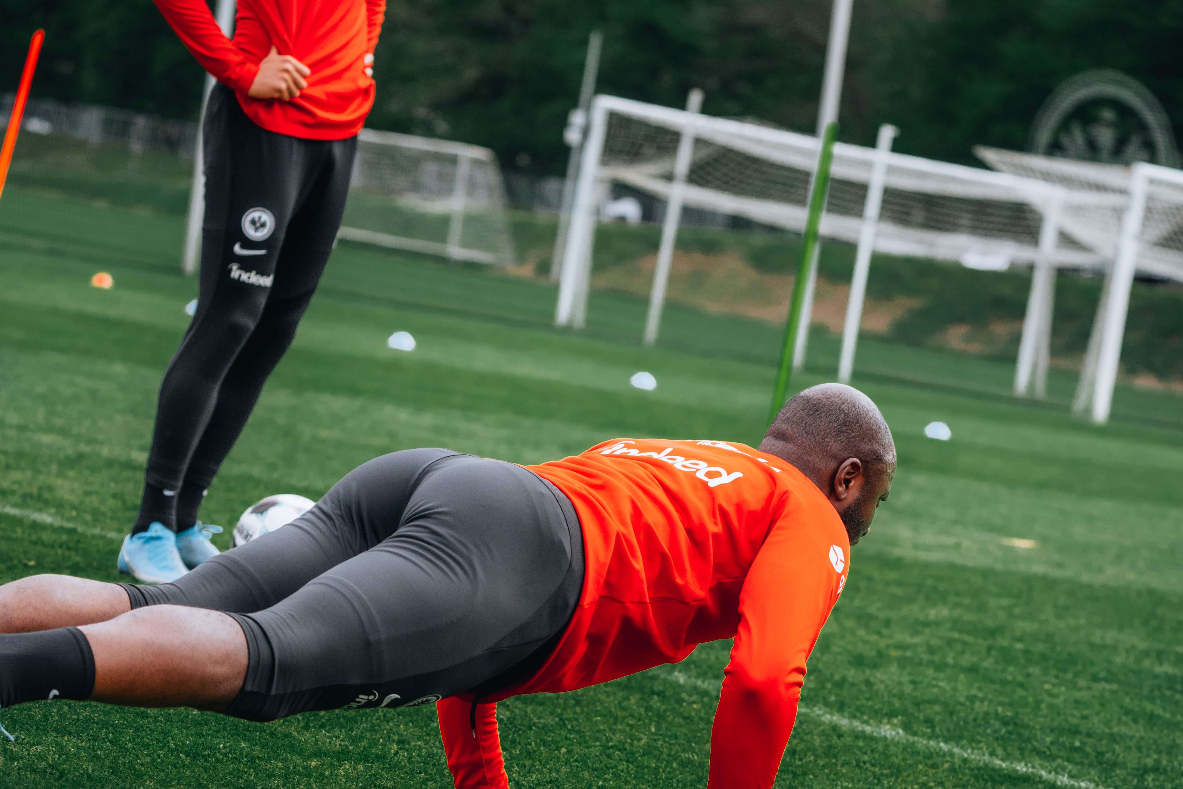 Kräftigung muss sein: Jetro Willems im Liegestütz. Bild 1