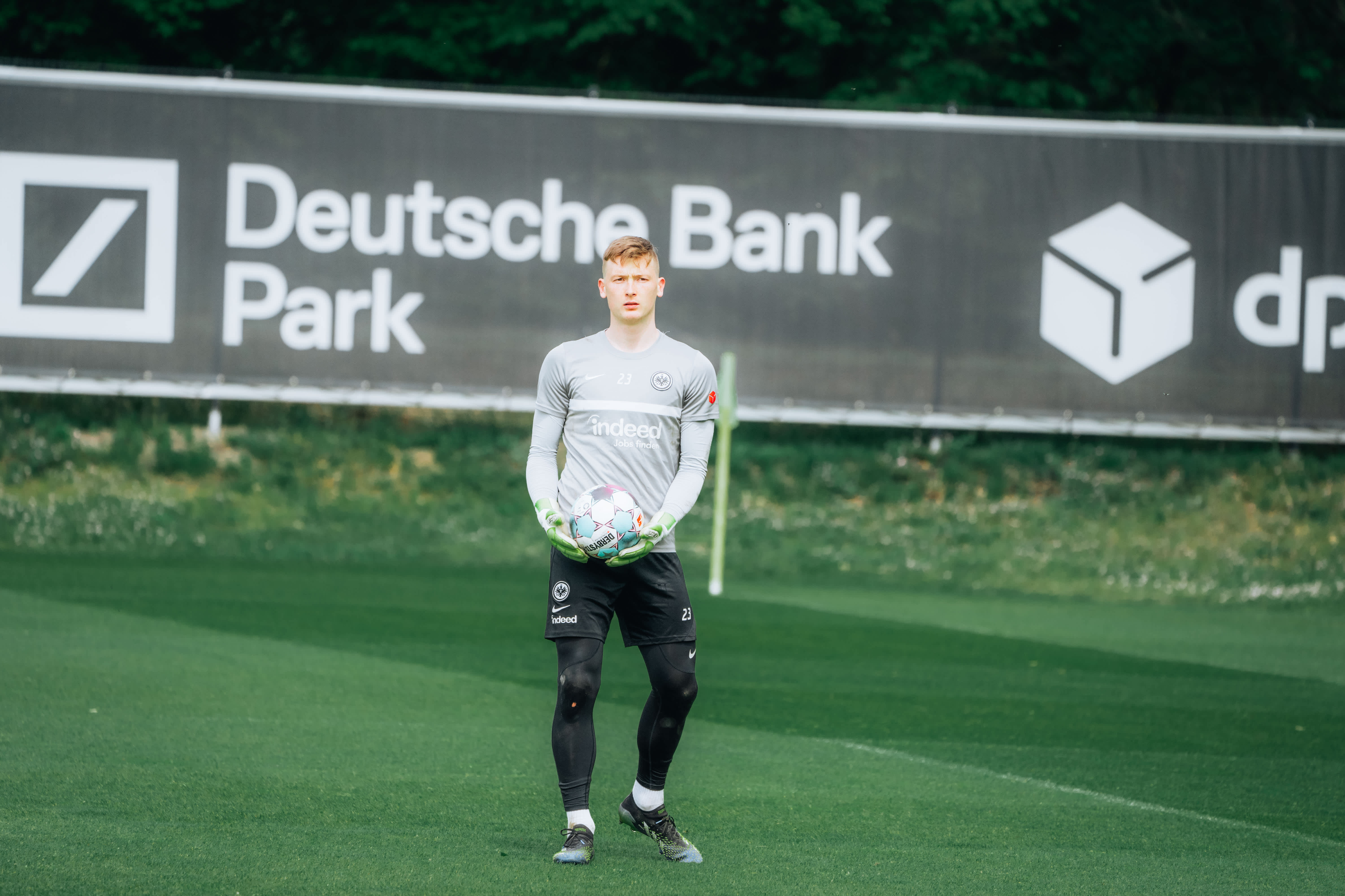 Markus Schubert hat die Kugel sicher. Bild 1