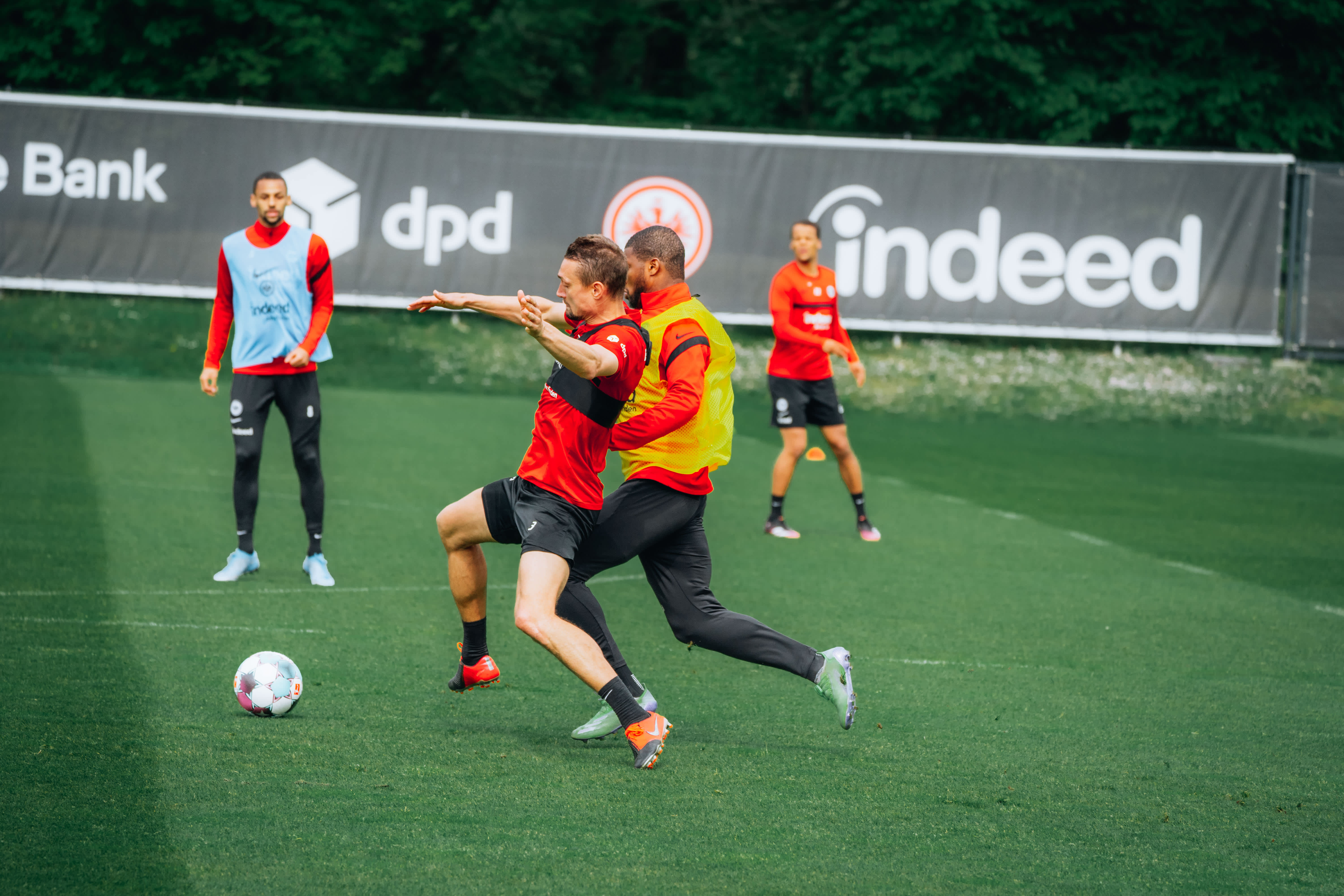 Kampf um jeden Ball – und Punkt: Stefan Ilsanker und Almamy Toure. Bild 1