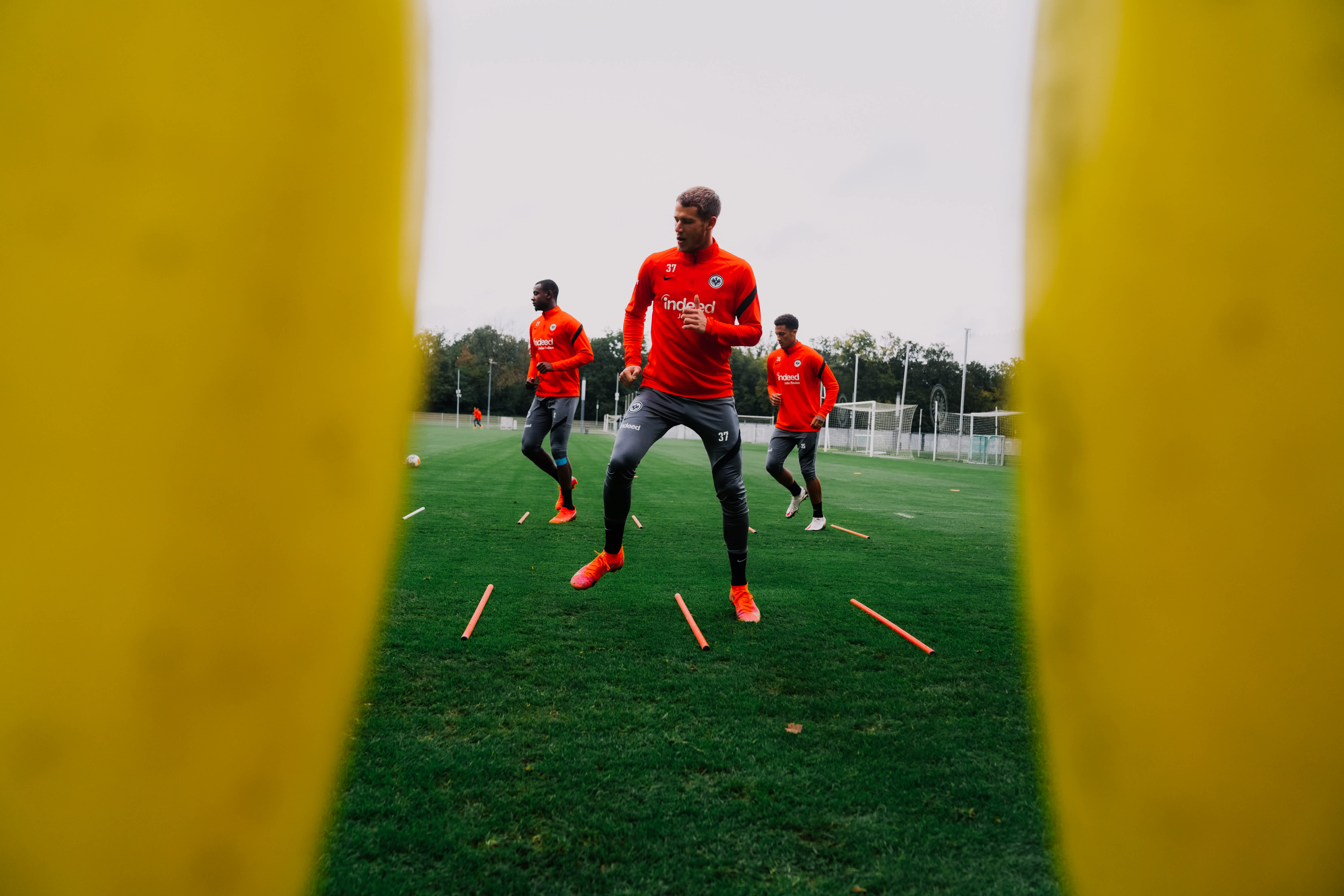 Nach seiner Gehirnerschütterung stieg Erik Durm wieder ins Training ein. Nach seiner Gehirnerschütterung stieg Erik Durm wieder ins Training ein.