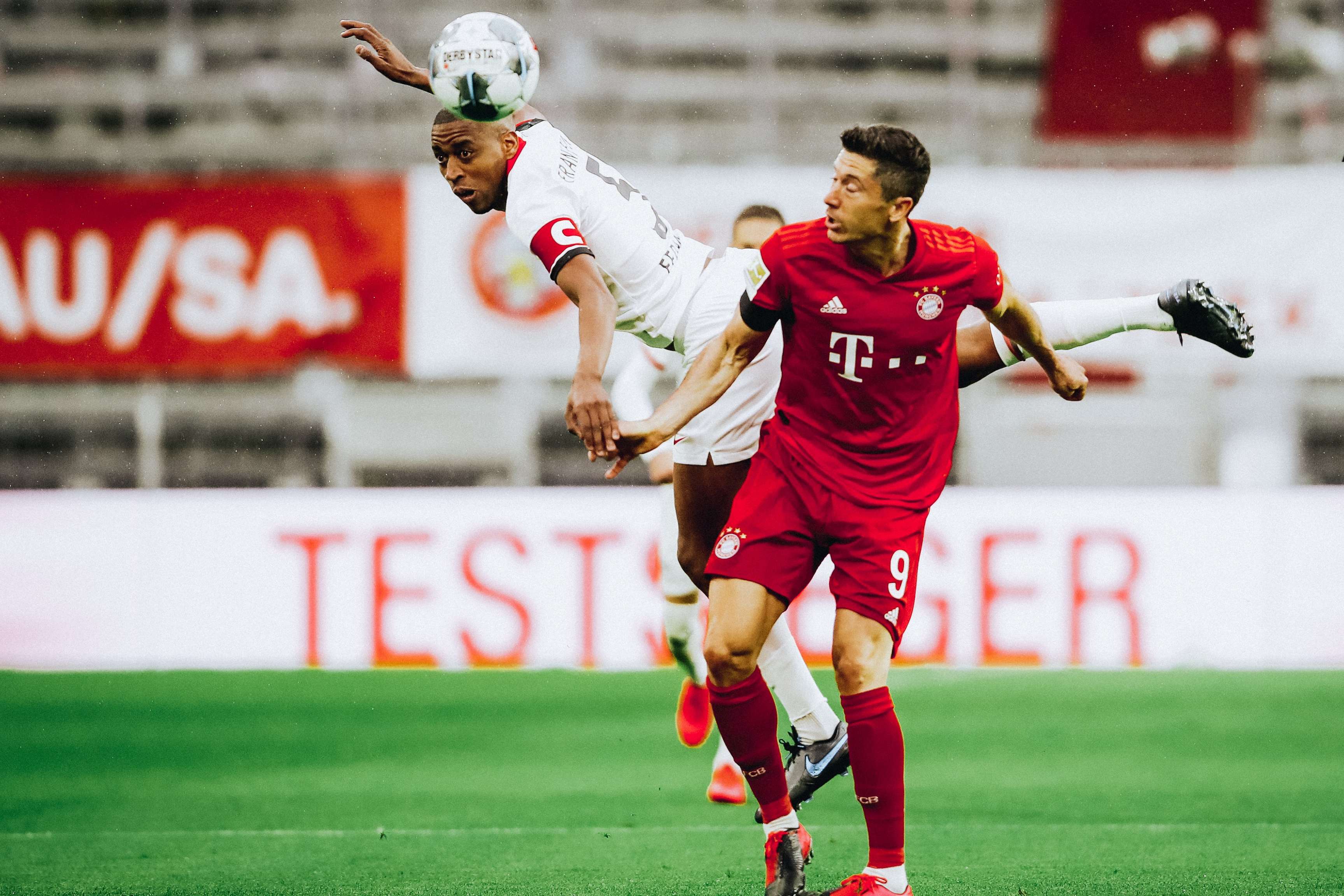 Artistisch gelangt Fernandes vor Lewandowski an den Ball. Bild 1