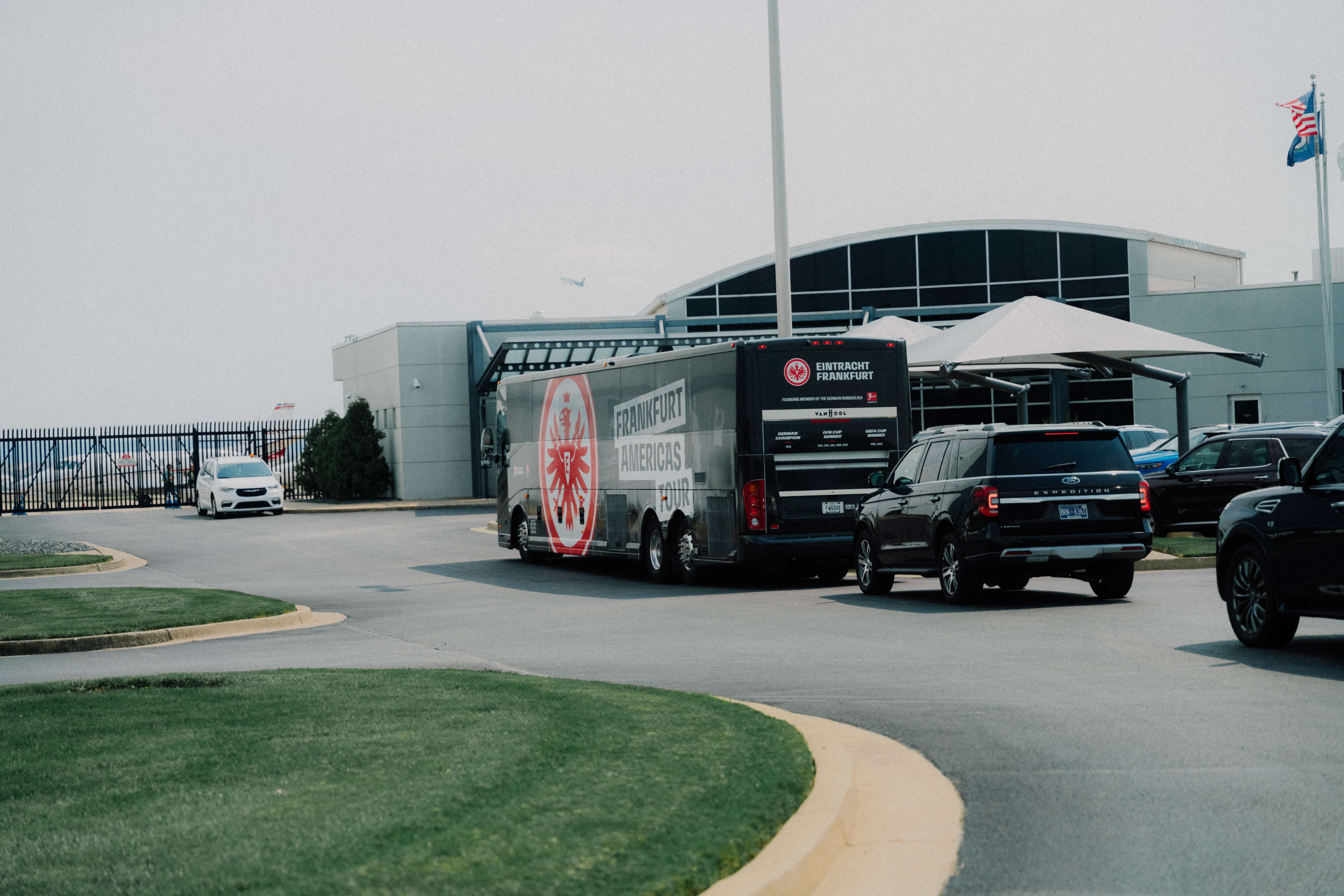 Mit dem Mannschaftsbus zum Airport Louisville. Mit dem Mannschaftsbus zum Airport Louisville.