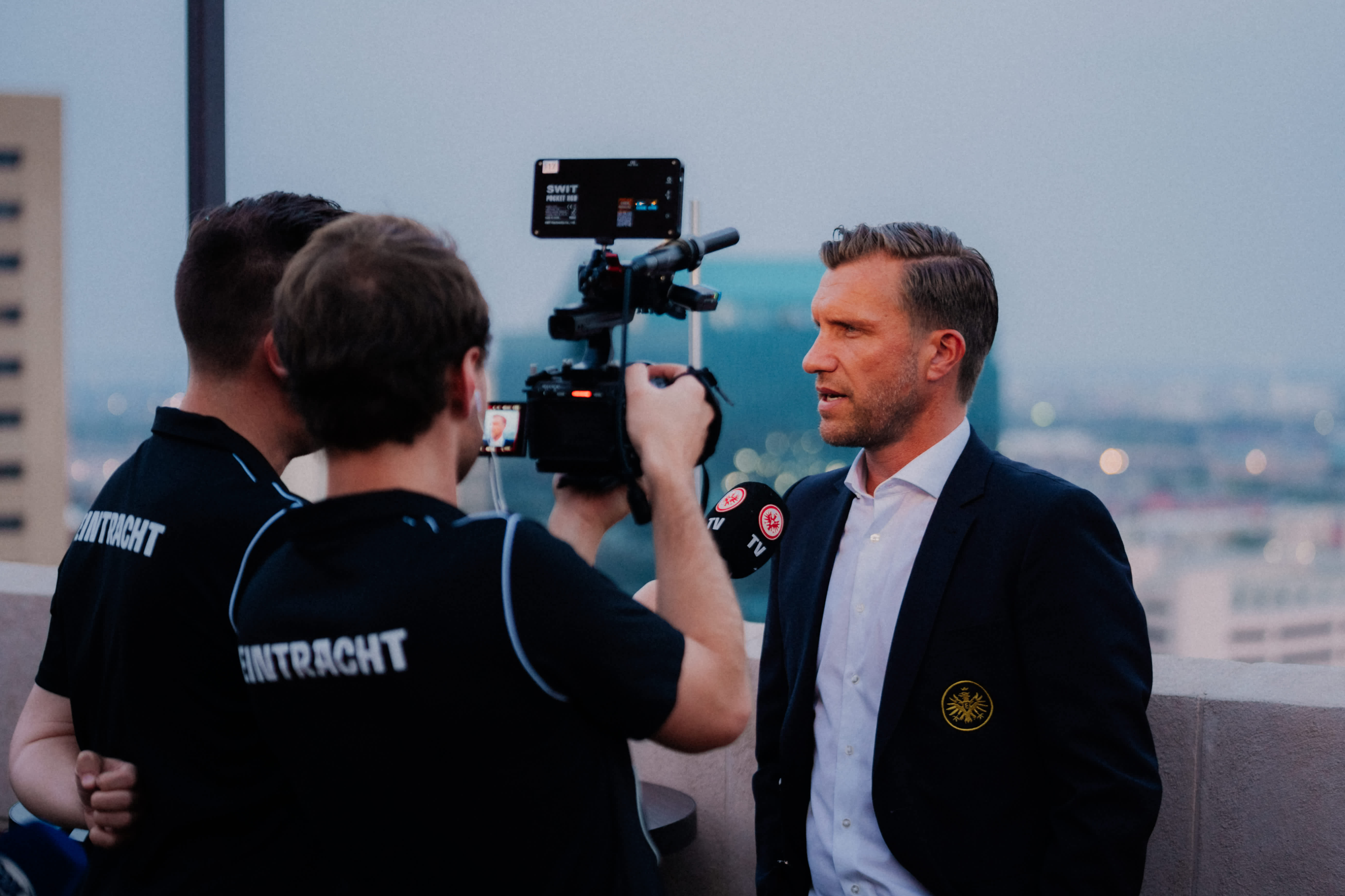 Sportvorstand Markus Krösche ist am Mittwoch in Amerika eingetroffen und stellt sich den Fragen der Presse, natürlich auch EintrachtTV. Sportvorstand Markus Krösche ist am Mittwoch in Amerika eingetroffen und stellt sich den Fragen der Presse, natürlich auch EintrachtTV.