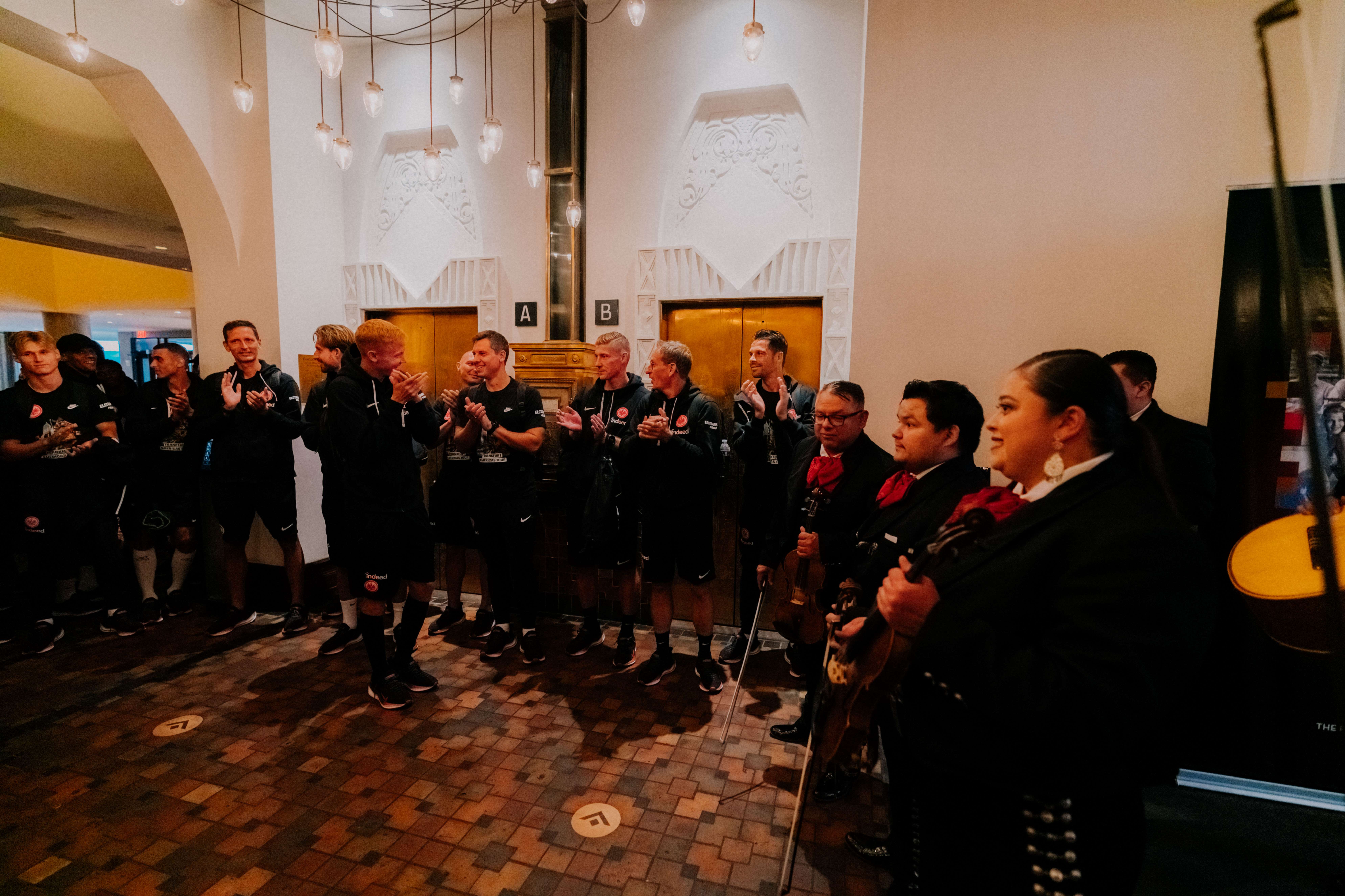 In El Paso fliegen den Adlerträgern die Herzen der hispanischen Hotelgäste zu. In El Paso fliegen den Adlerträgern die Herzen der hispanischen Hotelgäste zu.