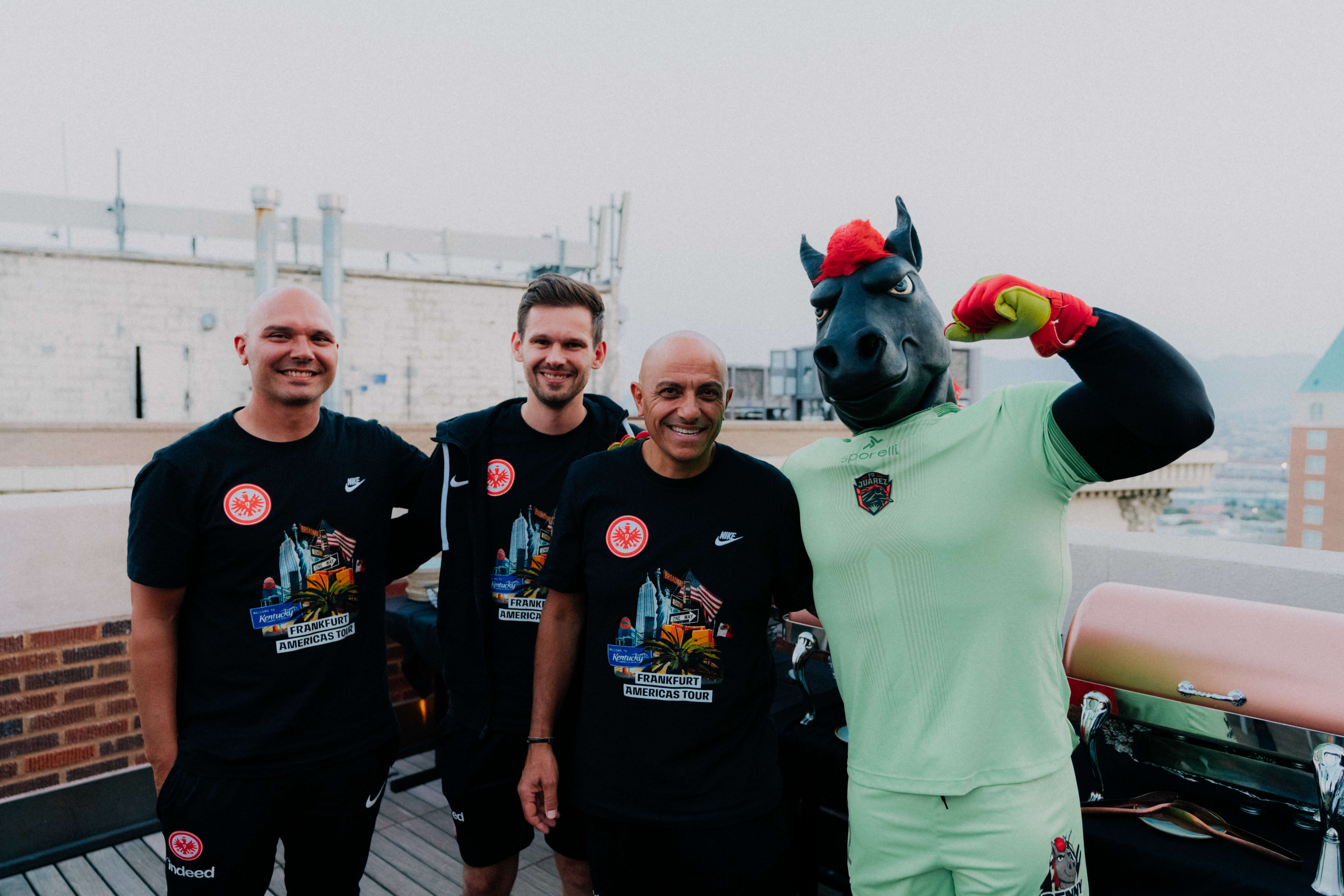 Co-Trainer Nélson Morgado, Teammanager Patrick Zeilmann und Materialwart Franco Lionti machen Bekanntschaft mit Juárez-Maskottchen Benny Bravo. Co-Trainer Nélson Morgado, Teammanager Patrick Zeilmann und Materialwart Franco Lionti machen Bekanntschaft mit Juárez-Maskottchen Benny Bravo.