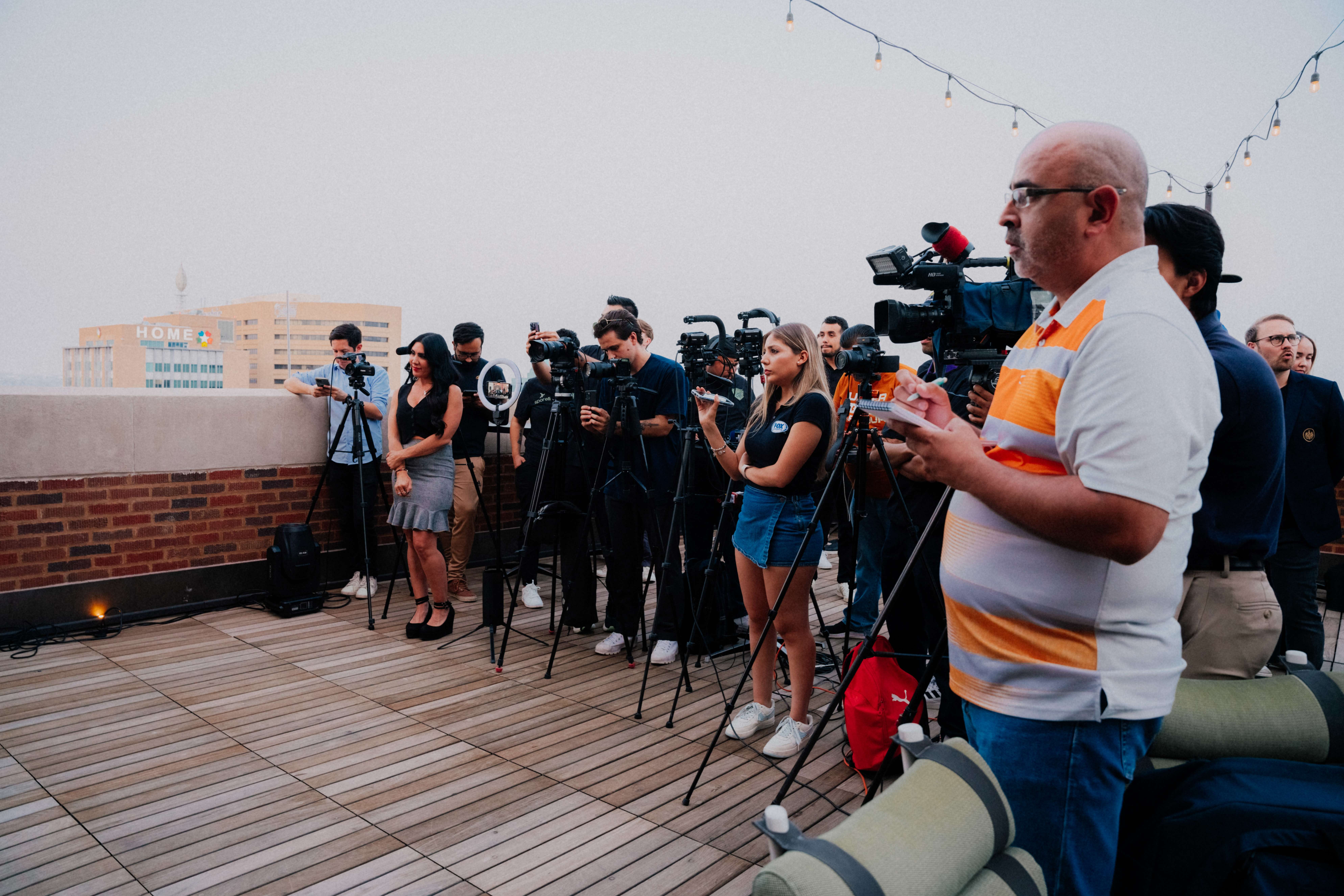 Die Anwesenheit des Adlers stößt in El Paso auf großes Medieninteresse. Die Anwesenheit des Adlers stößt in El Paso auf großes Medieninteresse.