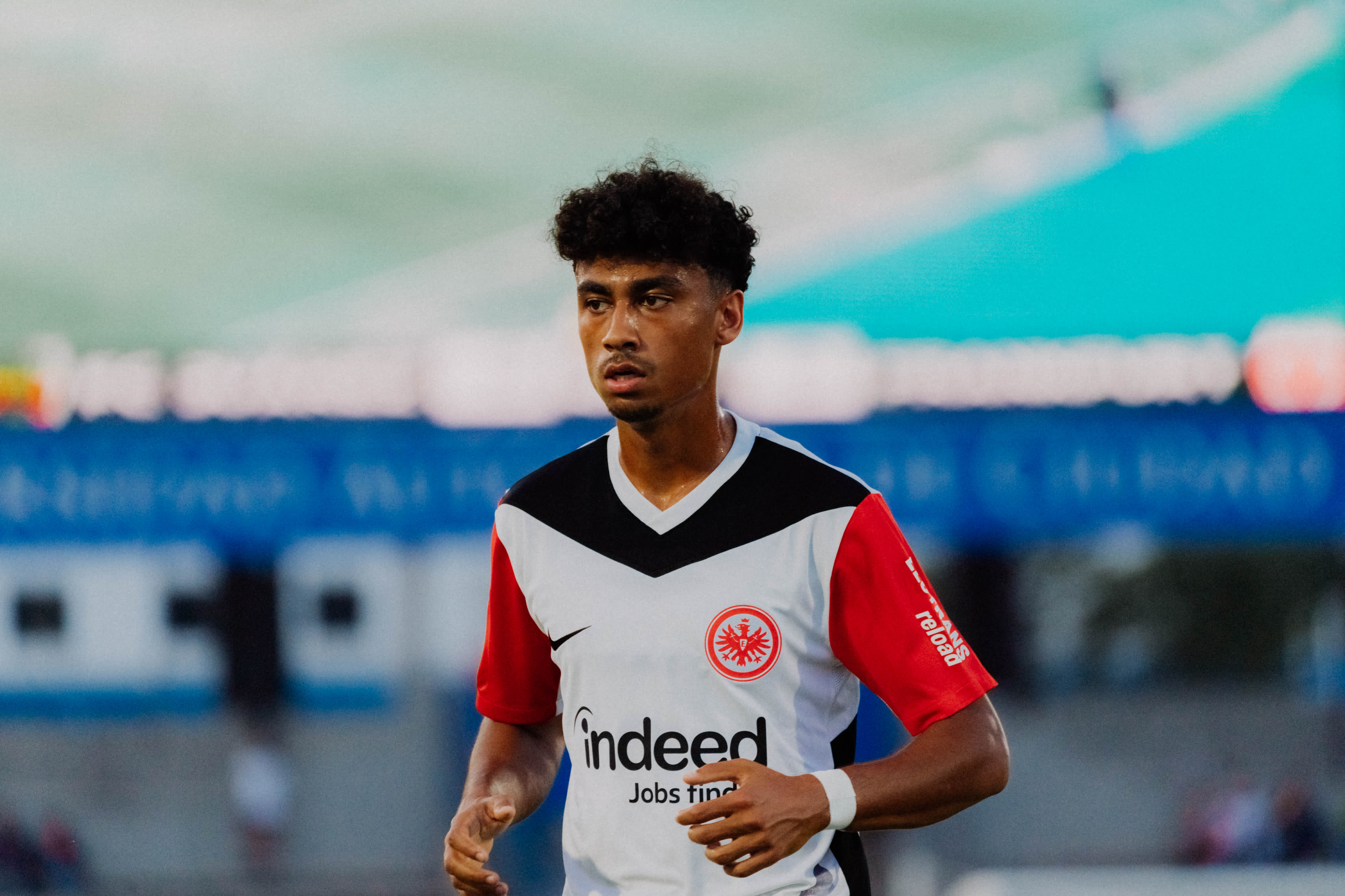Eintracht-Debütant Nathaniel Brown fällt bei einem Gegenstoß kurz vor der Pause im Strafraum, den ... Eintracht-Debütant Nathaniel Brown fällt bei einem Gegenstoß kurz vor der Pause im Strafraum, den ...