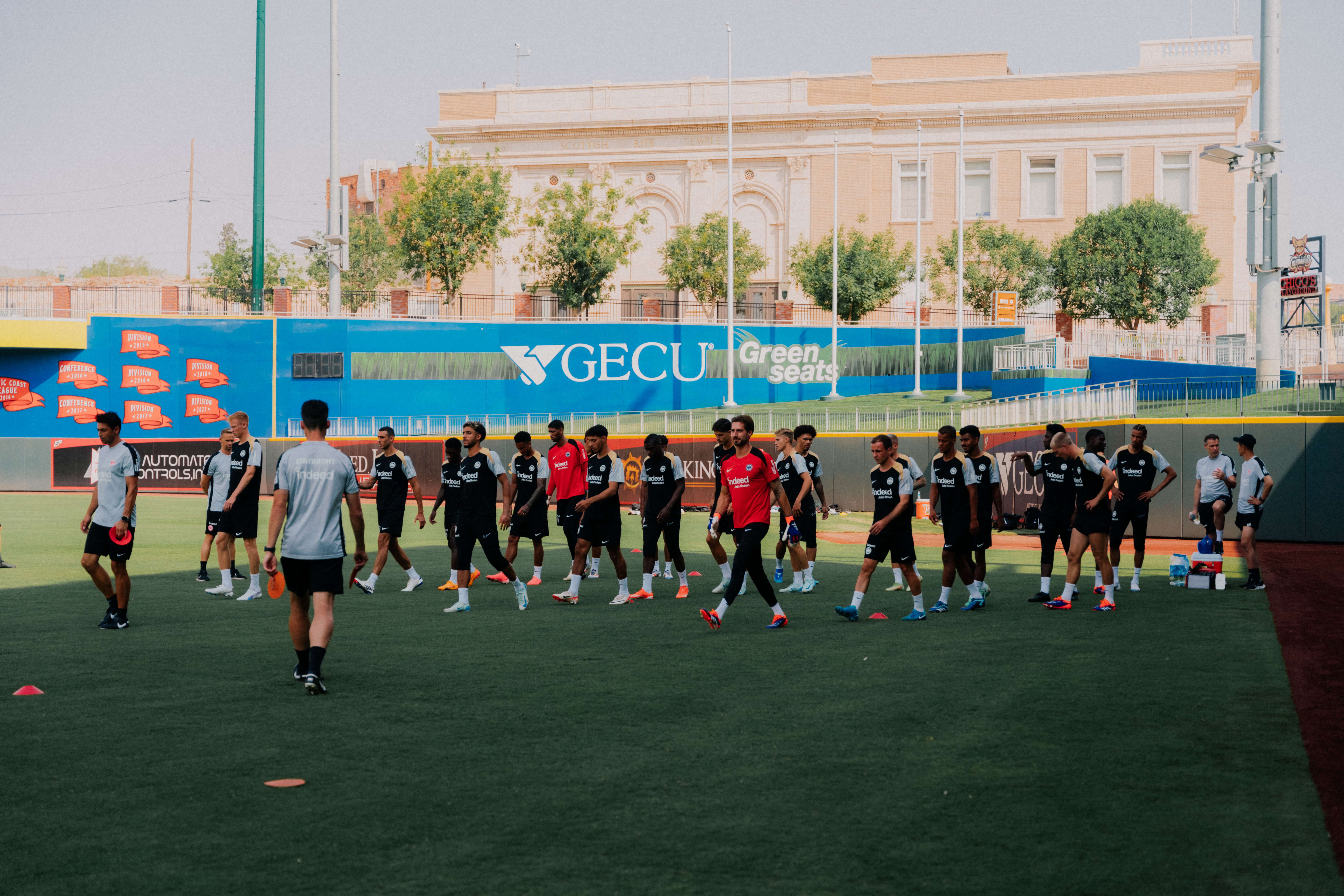Für Aktivierung und Standardvarianten eignet sich die große Rasenfläche in El Paso nicht weniger gut als ein Fußballfeld. Für Aktivierung und Standardvarianten eignet sich die große Rasenfläche in El Paso nicht weniger gut als ein Fußballfeld.