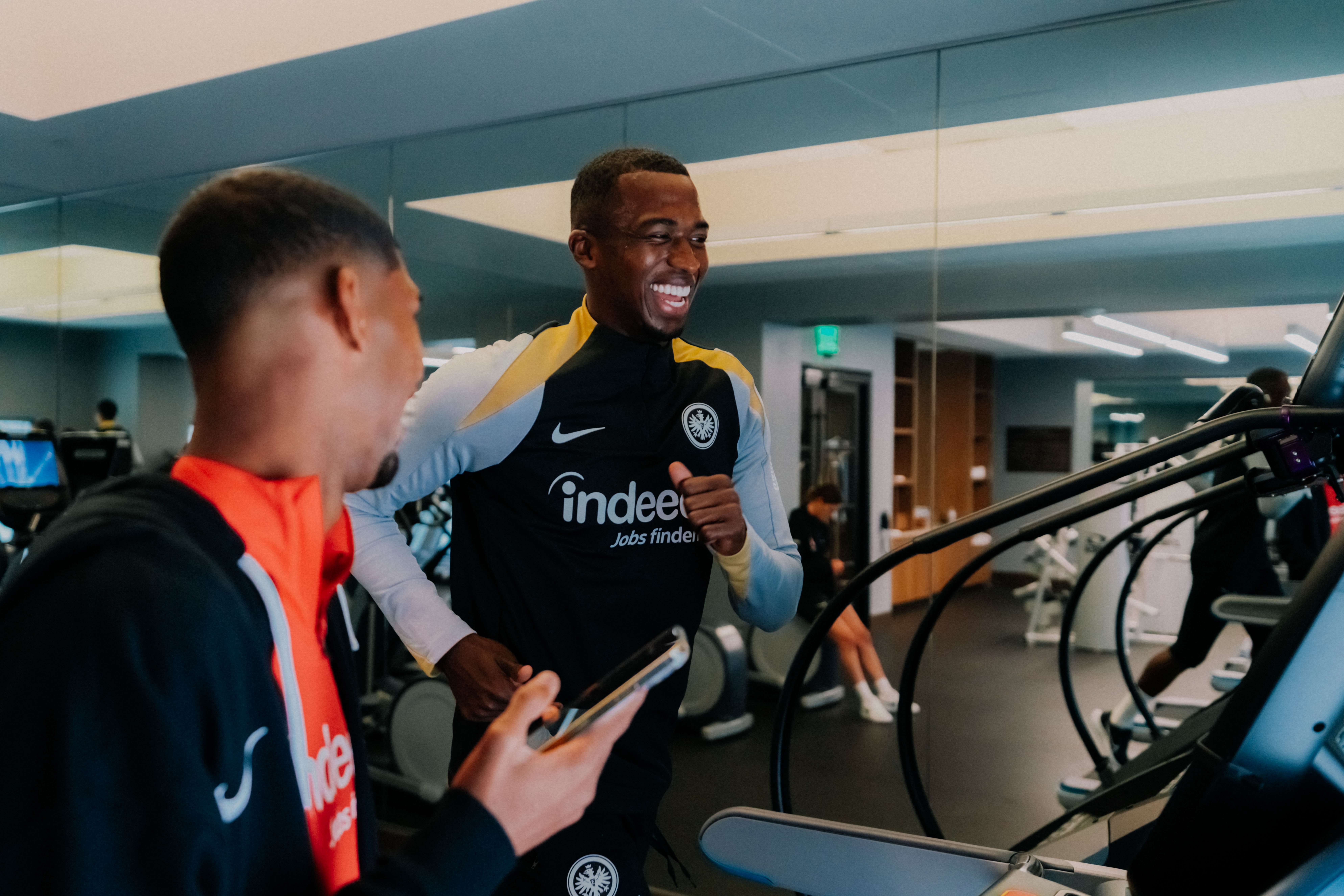 Willian Pacho arbeitet an seiner Physis, Kauã Santos steht im bei. Willian Pacho arbeitet an seiner Physis, Kauã Santos steht im bei.