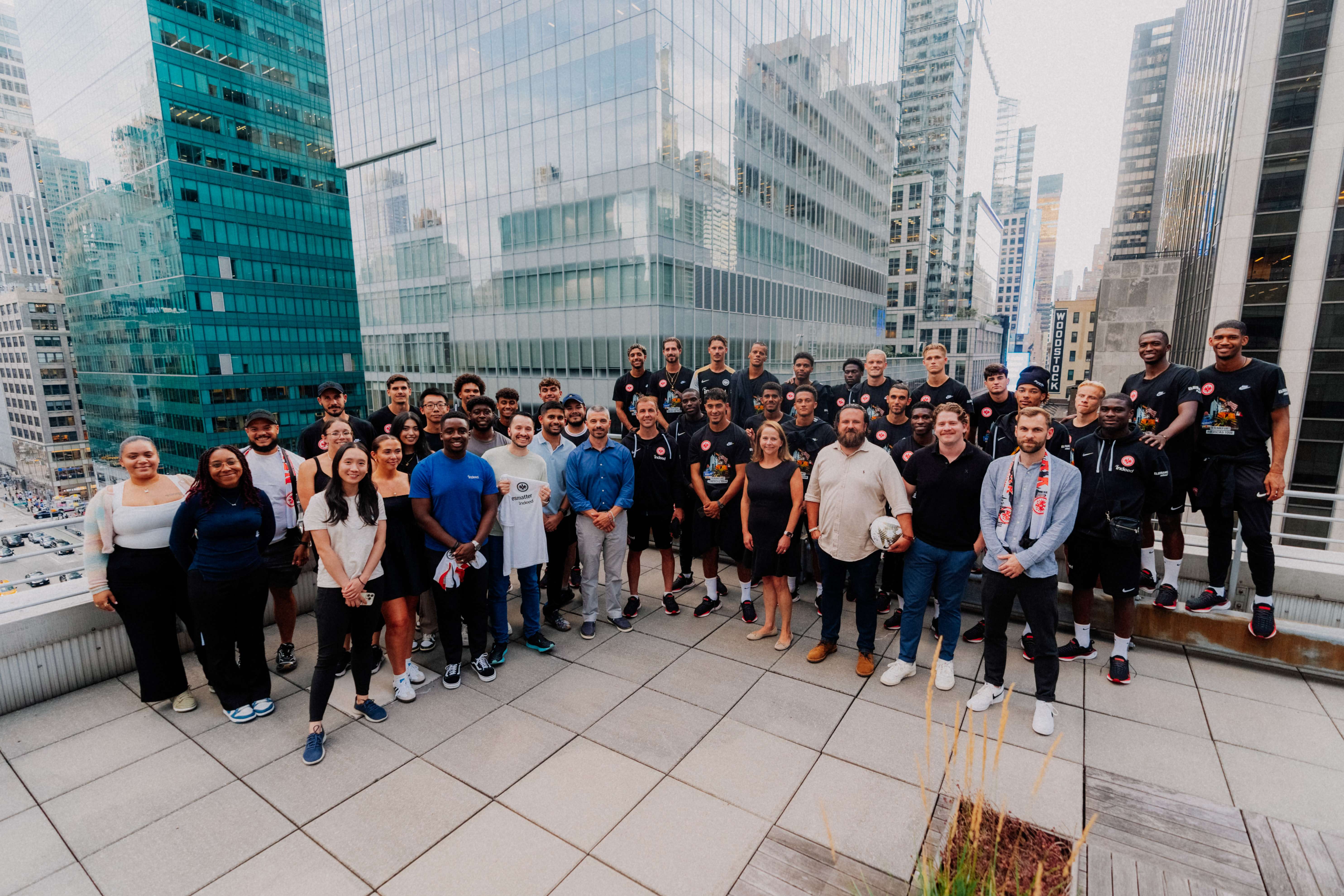 Die Spieler der Eintracht und die Mitarbeiter von Indeed beim Gruppenfoto. Die Spieler der Eintracht und die Mitarbeiter von Indeed beim Gruppenfoto.