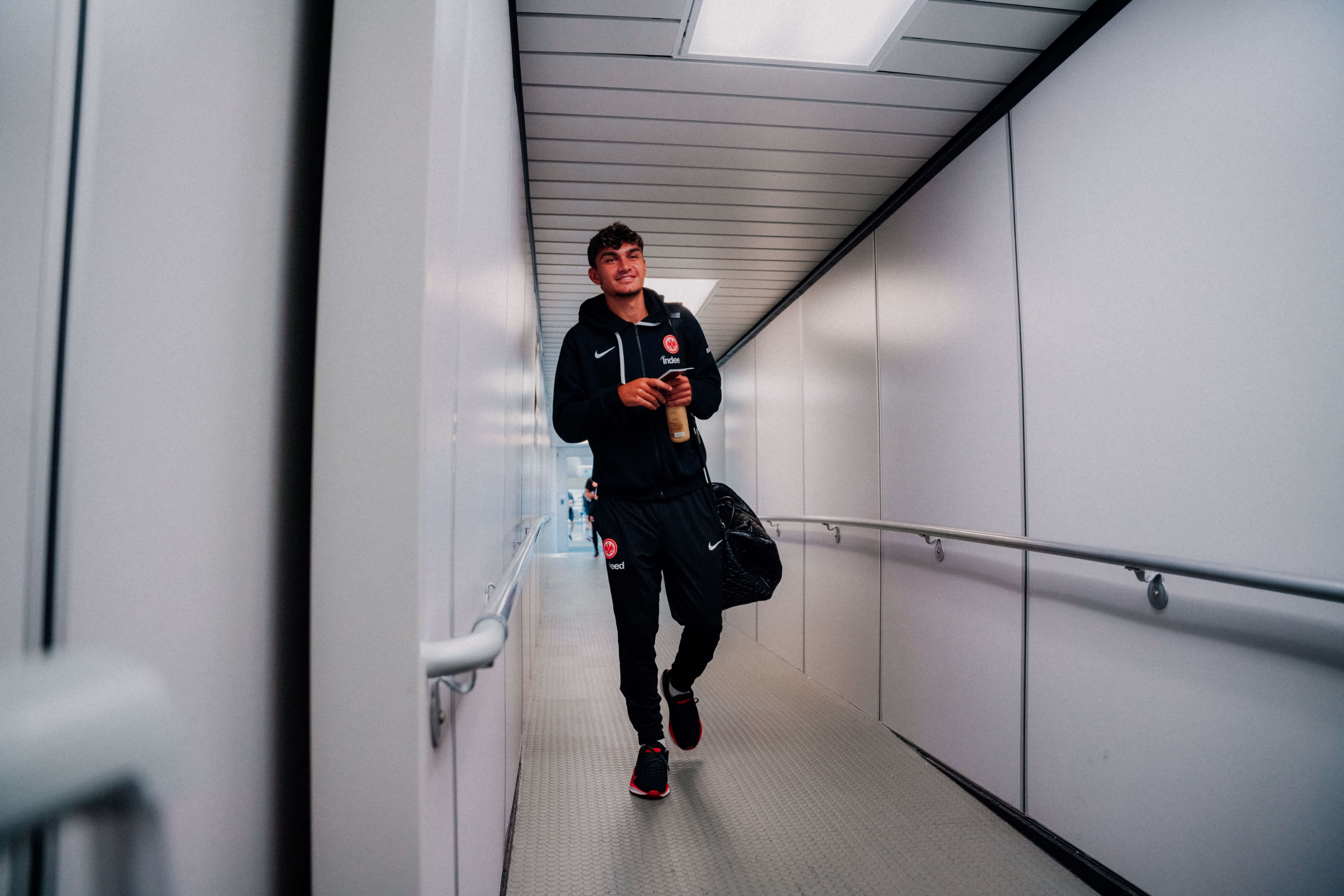 Der Tag beginnt in Louisville, Can Uzun auf dem Weg in den Flieger. Der Tag beginnt in Louisville, Can Uzun auf dem Weg in den Flieger.