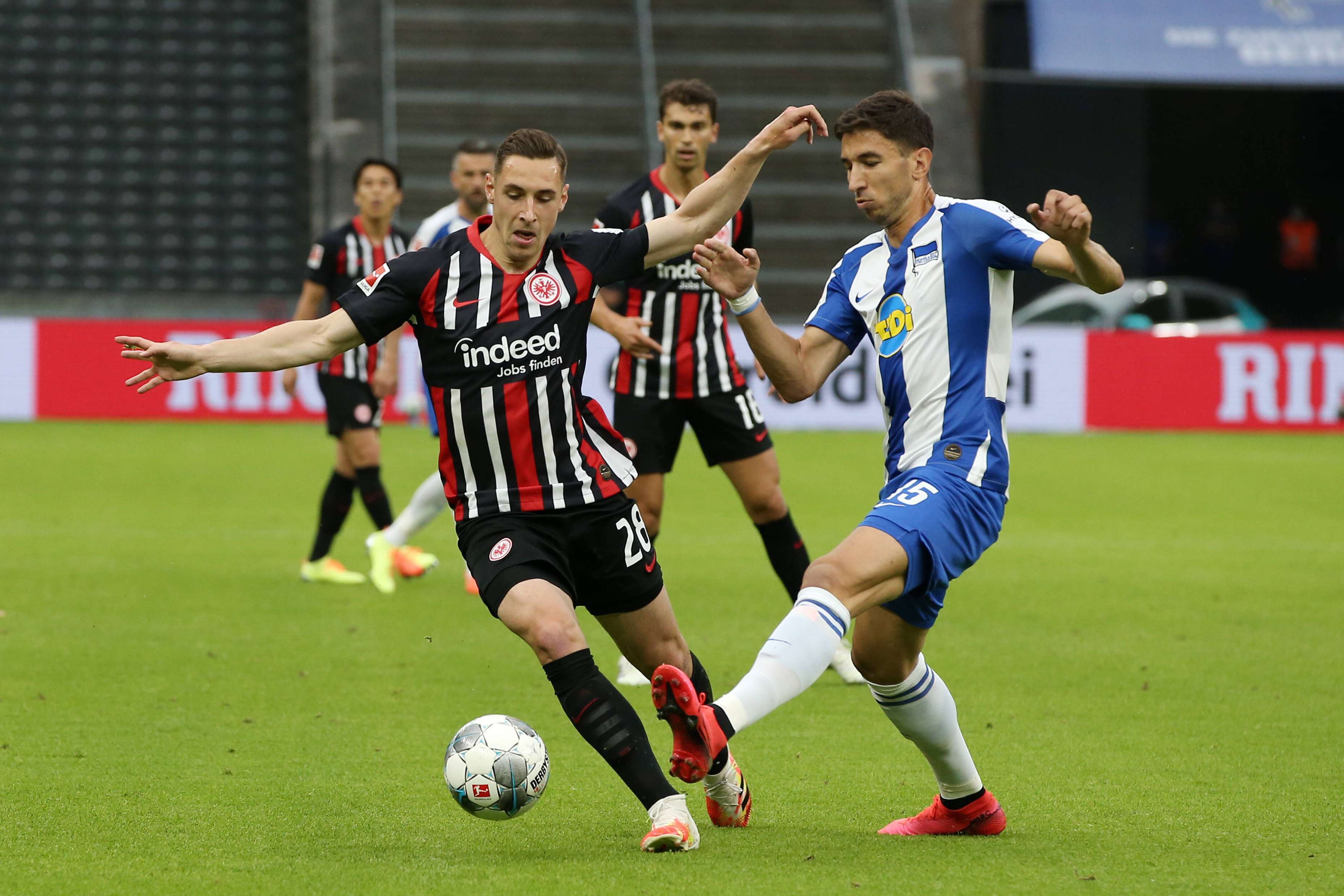 Machte wieder ein gutes Spiel: Dominik Kohr im Zweikampf mit Hertas Grujic Bild 1